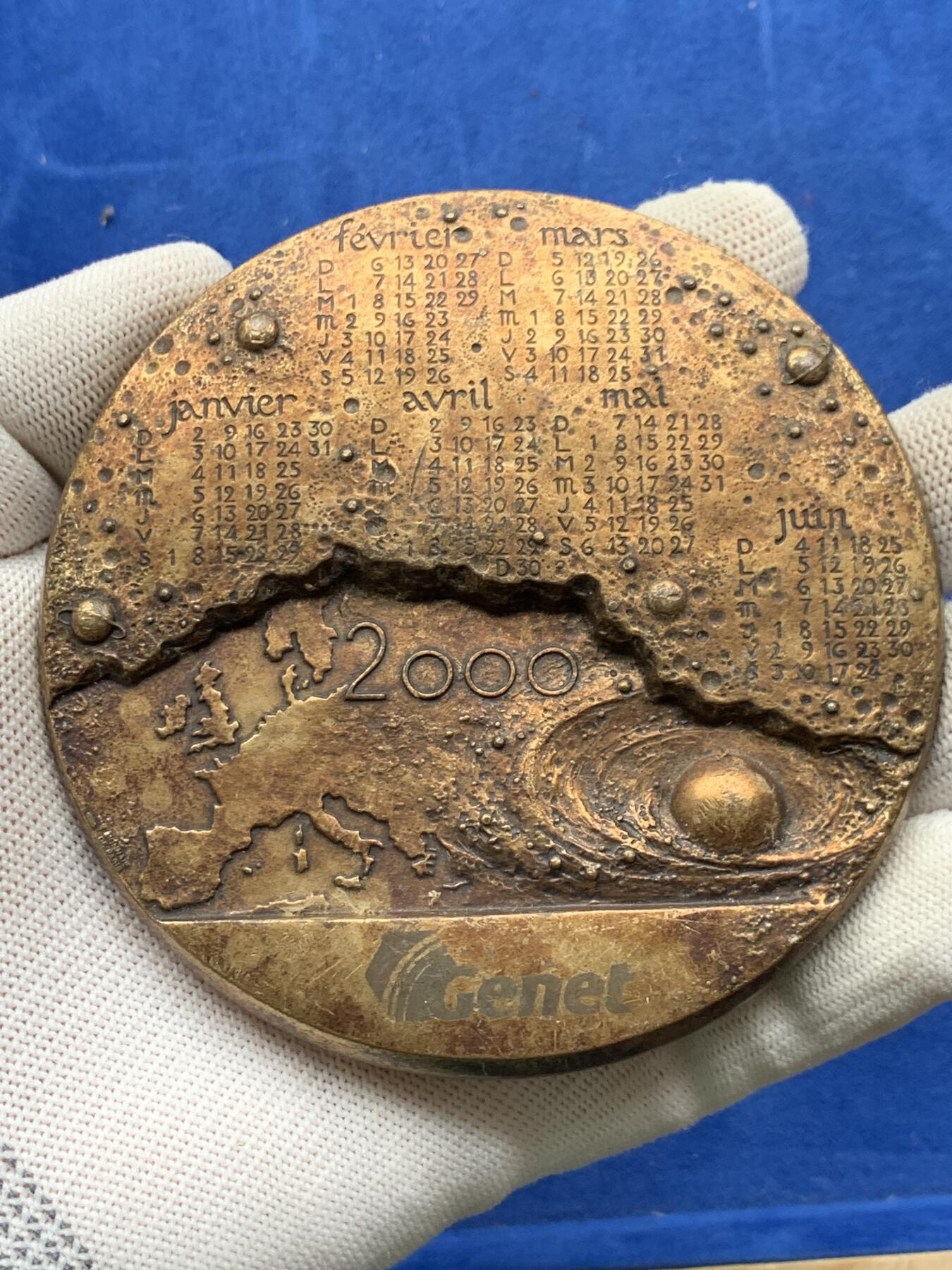 《竞宝斋》第274场- 周日，周一，周二  3场连拍 （全场包邮） 法国千禧年青铜日历铜章 646克 94mm