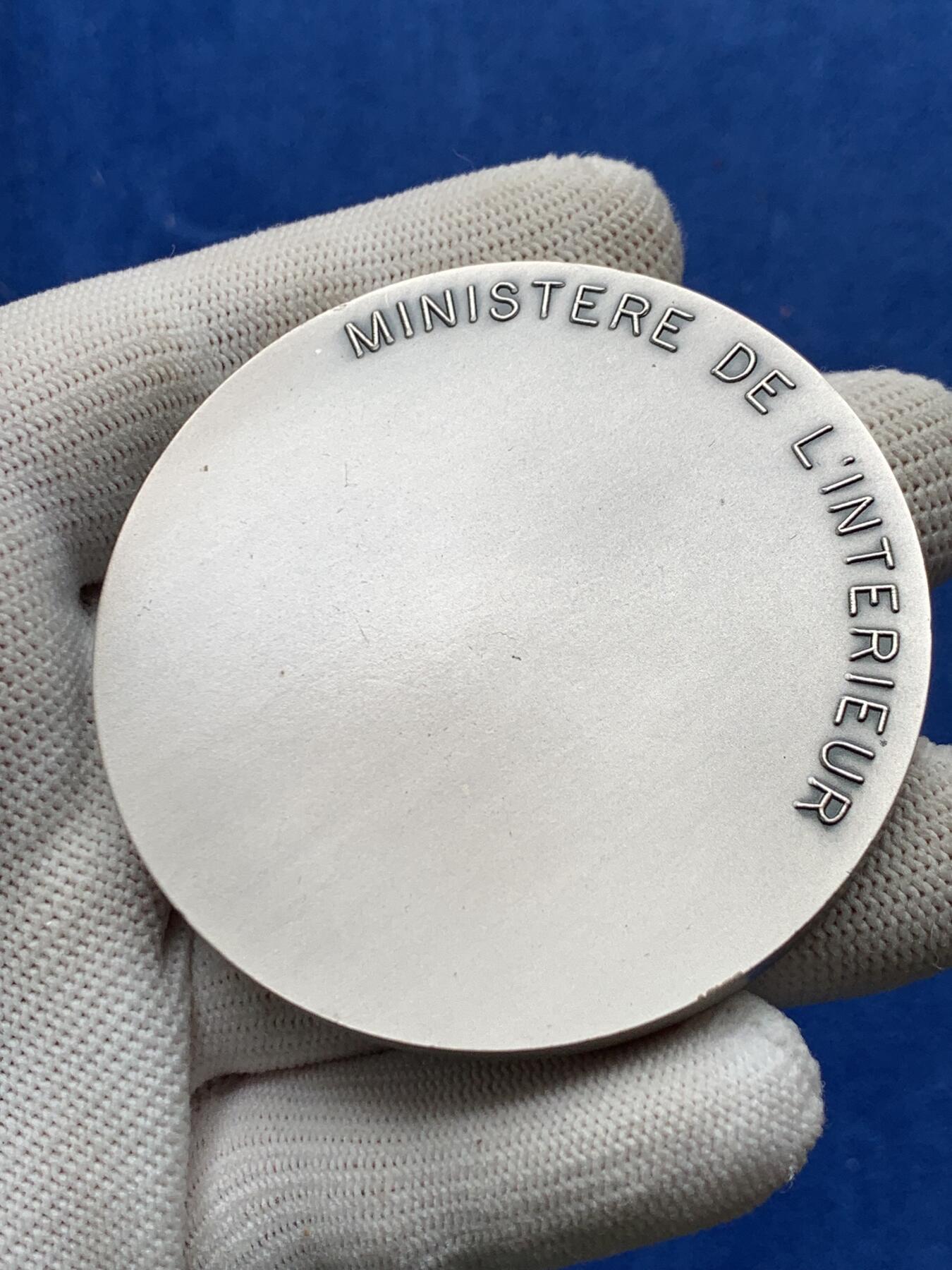 《竞宝斋》第274场- 周日，周一，周二  3场连拍 （全场包邮） 法国警署内政部铜章 140克g 63mm 