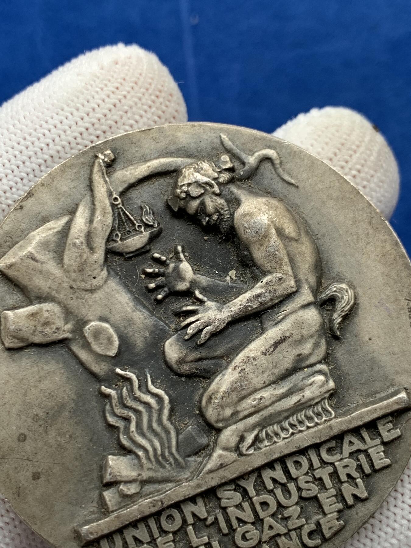 《竞宝斋》第274场- 周日，周一，周二  3场连拍 （全场包邮） 法国电力和法国天然气镀银铜章 78.6克 54.1mm