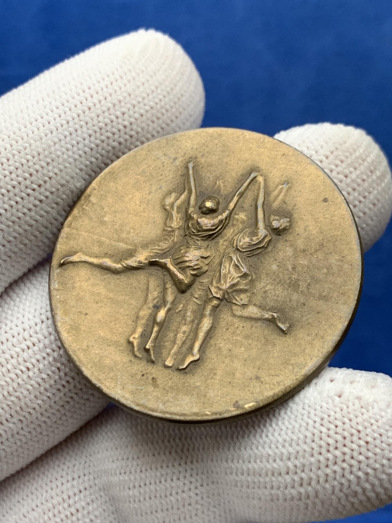 《竞宝斋》第274场- 周日，周一，周二  3场连拍 （全场包邮） 法国迪纳尔女子体操节 22.6克 39.3mm