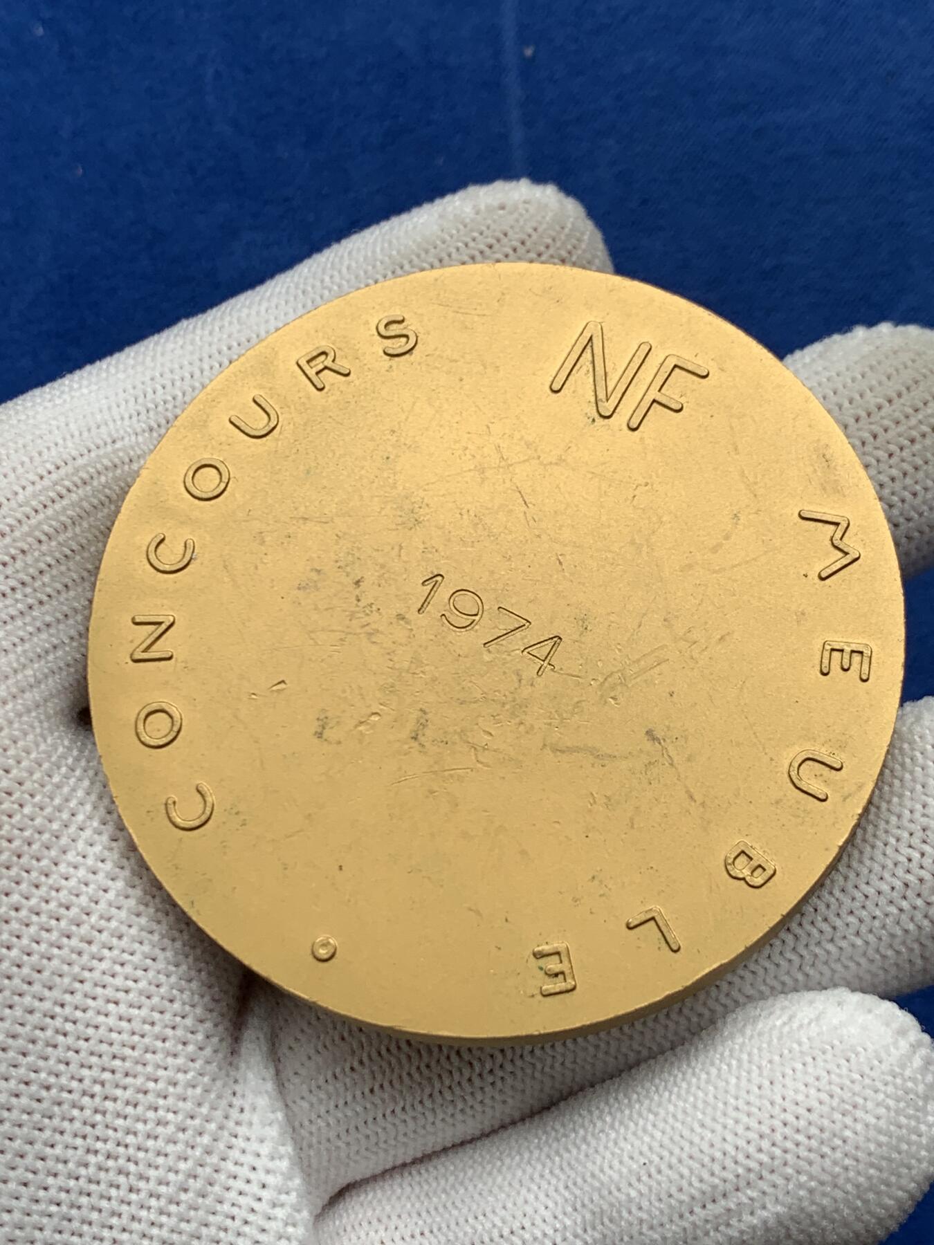 《竞宝斋》第274场- 周日，周一，周二  3场连拍 （全场包邮） 法国家具质量大赛铜章 115.9克 59mm