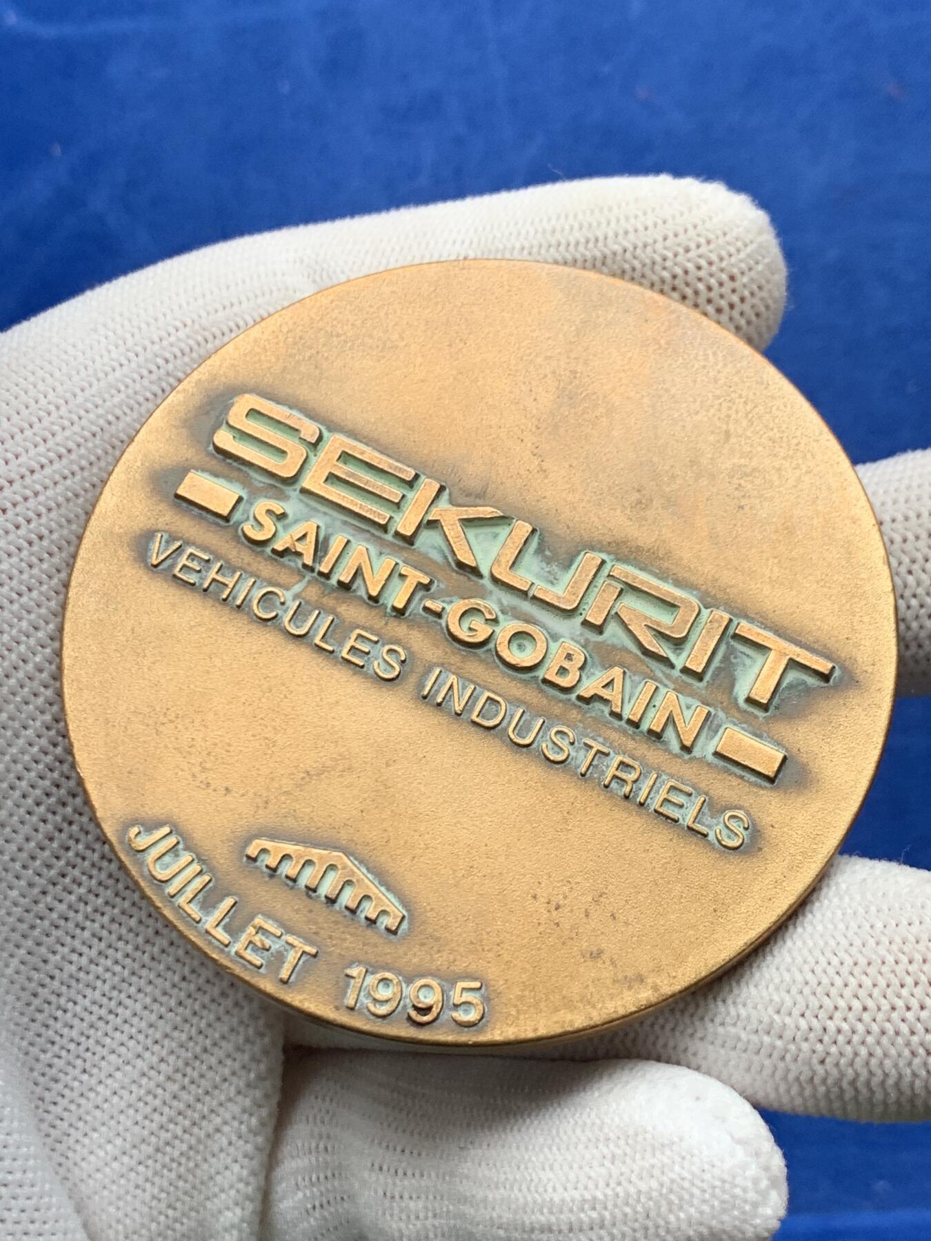 《竞宝斋》第274场- 周日，周一，周二  3场连拍 （全场包邮） 法国圣戈班工业车辆公司铜章 150.6克 64.9mm