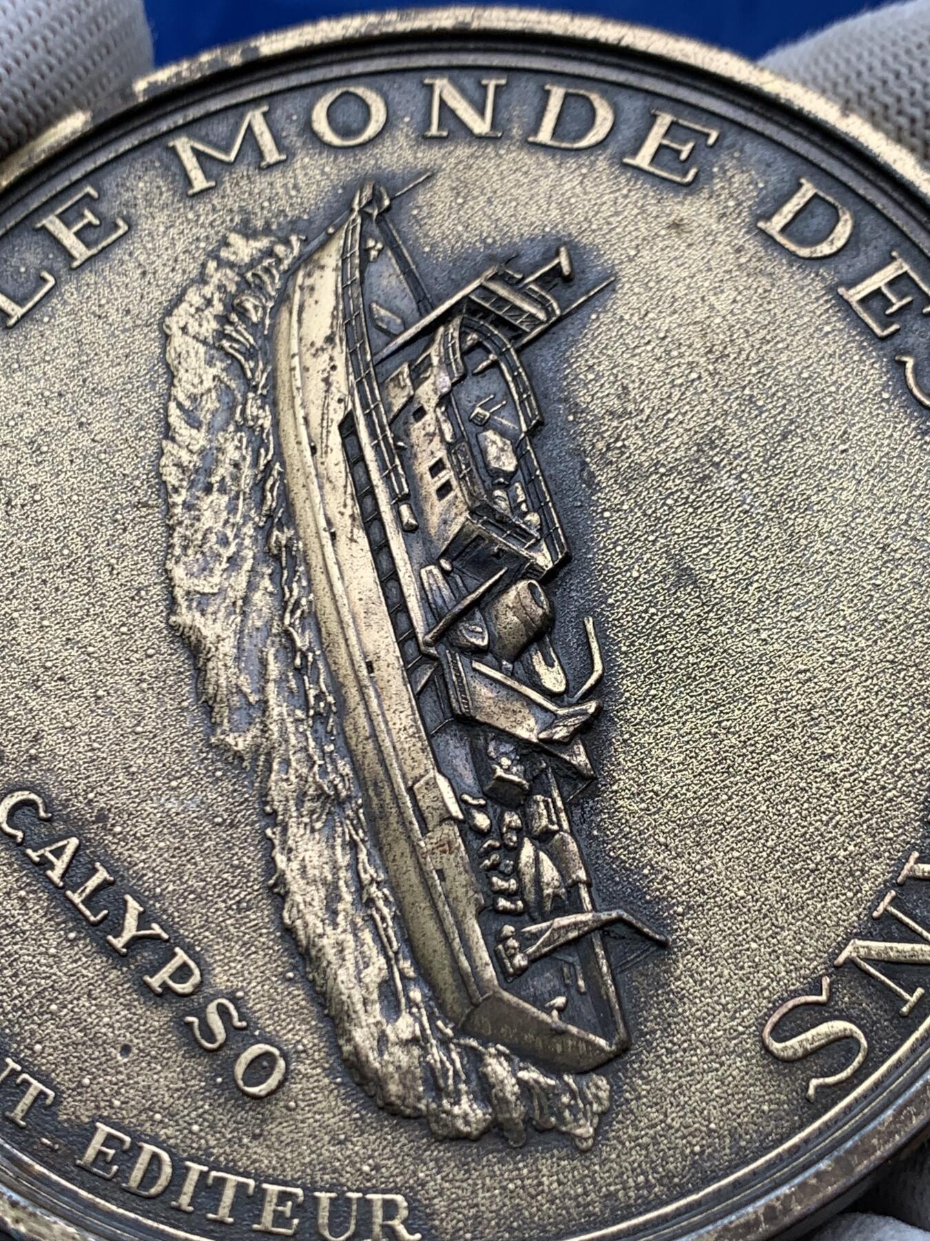 《竞宝斋》第274场- 周日，周一，周二  3场连拍 （全场包邮） 法国海军雅克·库斯托纪念铜章 218.3克 89.3mm