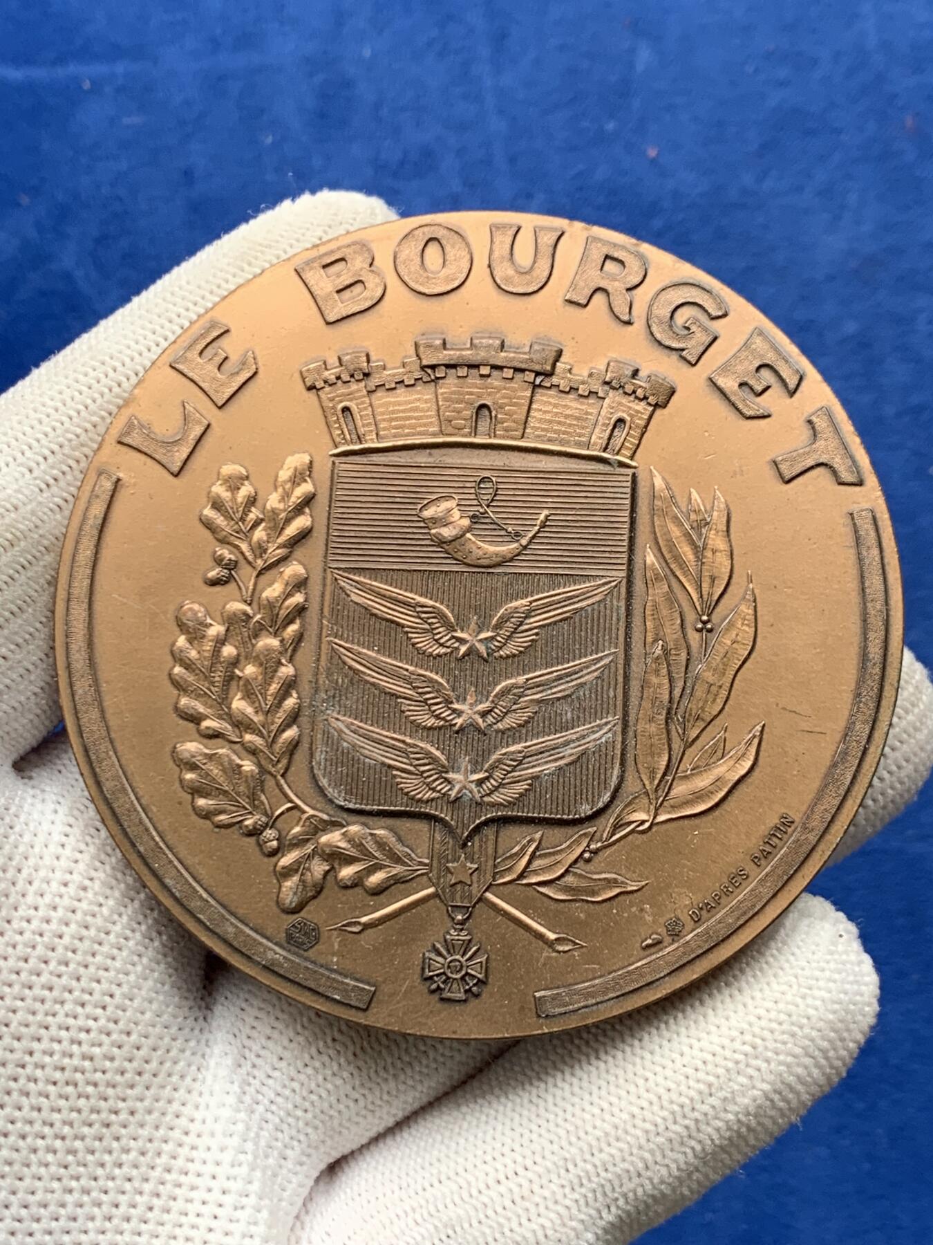 《竞宝斋》第274场- 周日，周一，周二  3场连拍 （全场包邮） 法国布尔歇学校老师铜章 152.7克 67.8mm