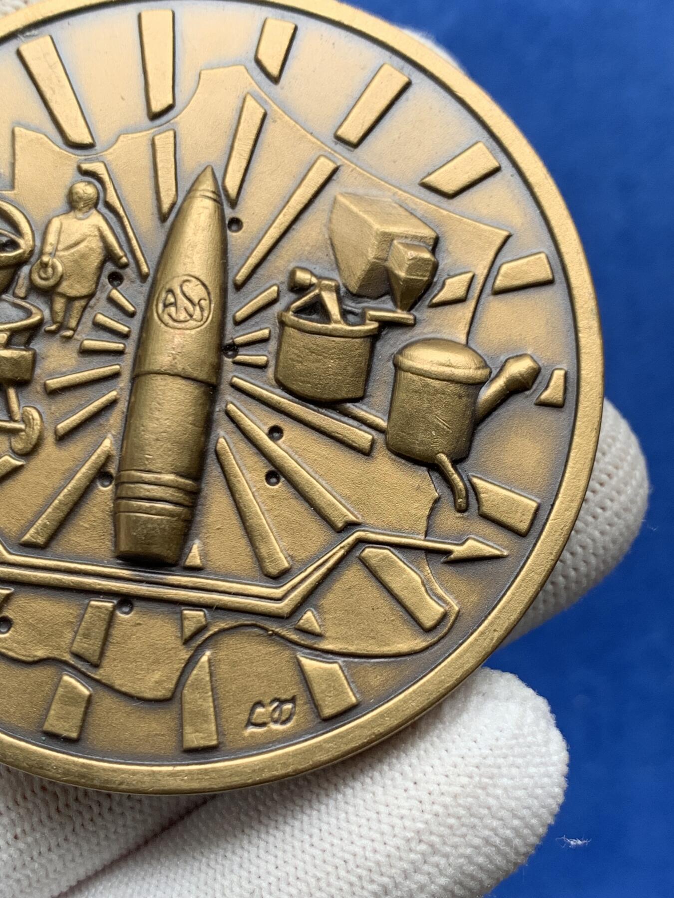 《竞宝斋》第274场- 周日，周一，周二  3场连拍 （全场包邮） 法国军械库车间铜章 147克 64.6mm 