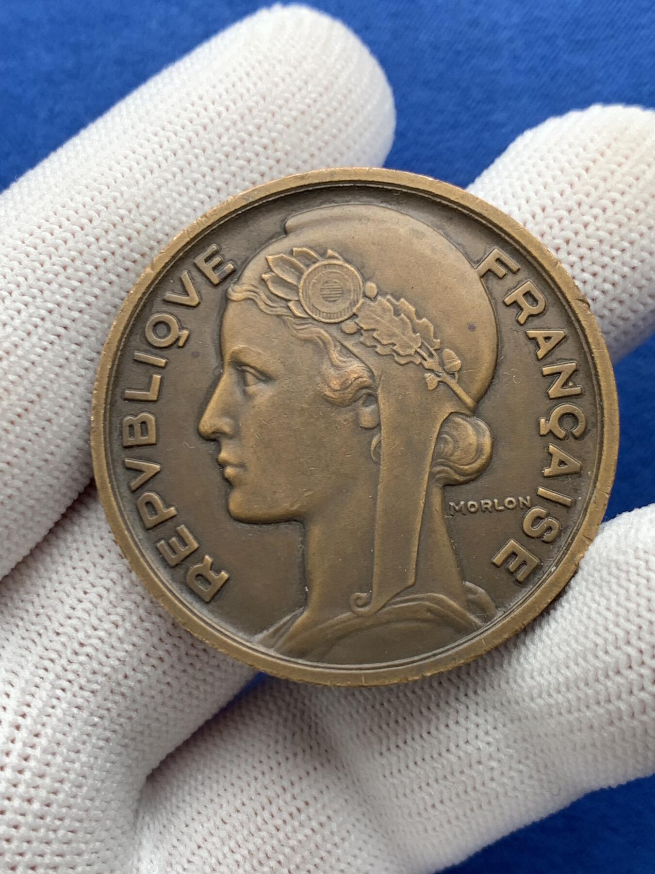 《竞宝斋》第274场- 周日，周一，周二  3场连拍 （全场包邮） 法国欧塞尔市政选举 33.7克 40.7mm