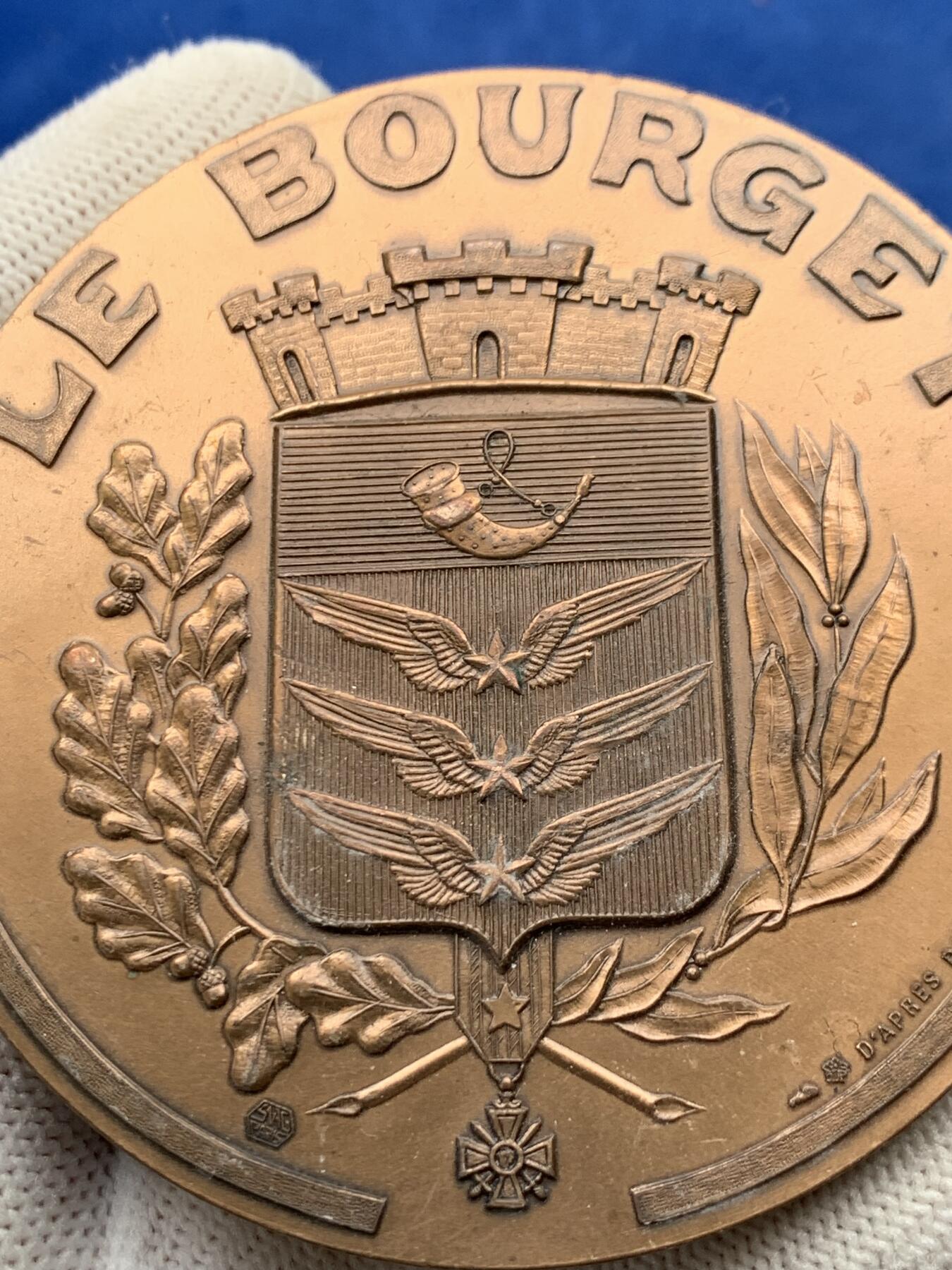 《竞宝斋》第274场- 周日，周一，周二  3场连拍 （全场包邮） 法国布尔歇学校老师铜章 152.7克 67.8mm