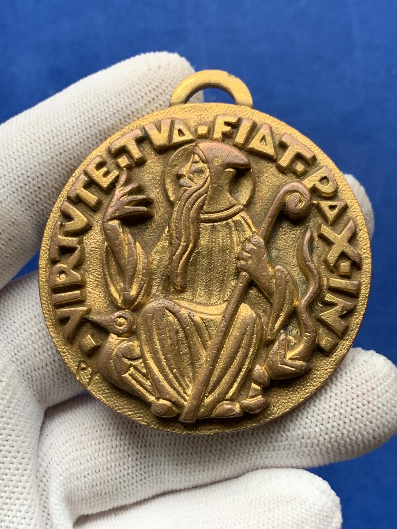 《竞宝斋》第274场- 周日，周一，周二  3场连拍 （全场包邮） 委内瑞拉“圣本笃以你的力量赐予和平”护身符奖牌 127.5克 56.7mm