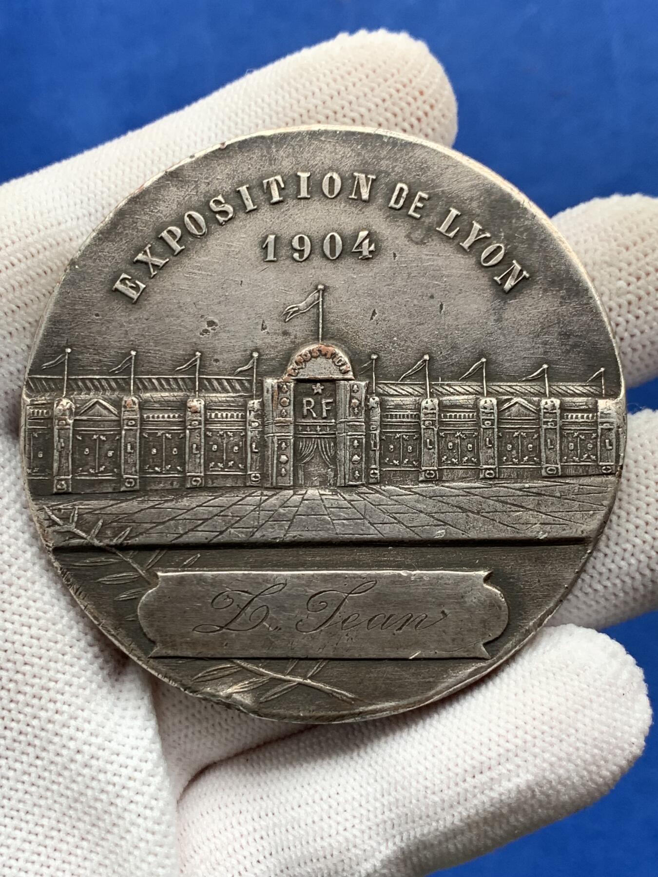 《竞宝斋》第274场- 周日，周一，周二  3场连拍 （全场包邮） 法国里昂展览会镀银铜章 107克 60mm