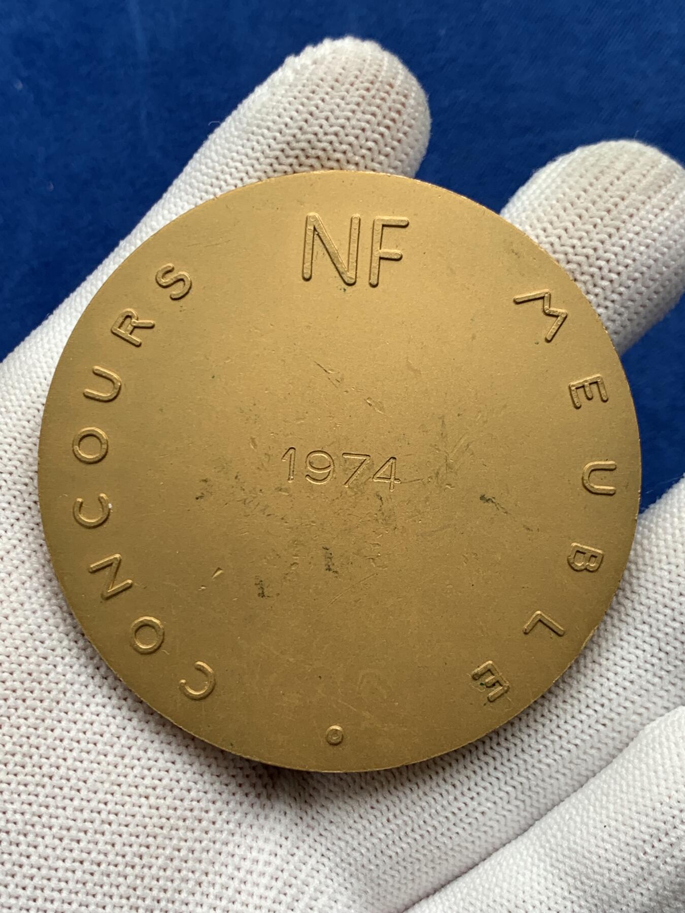 《竞宝斋》第274场- 周日，周一，周二  3场连拍 （全场包邮） 法国家具质量大赛铜章 115.9克 59mm