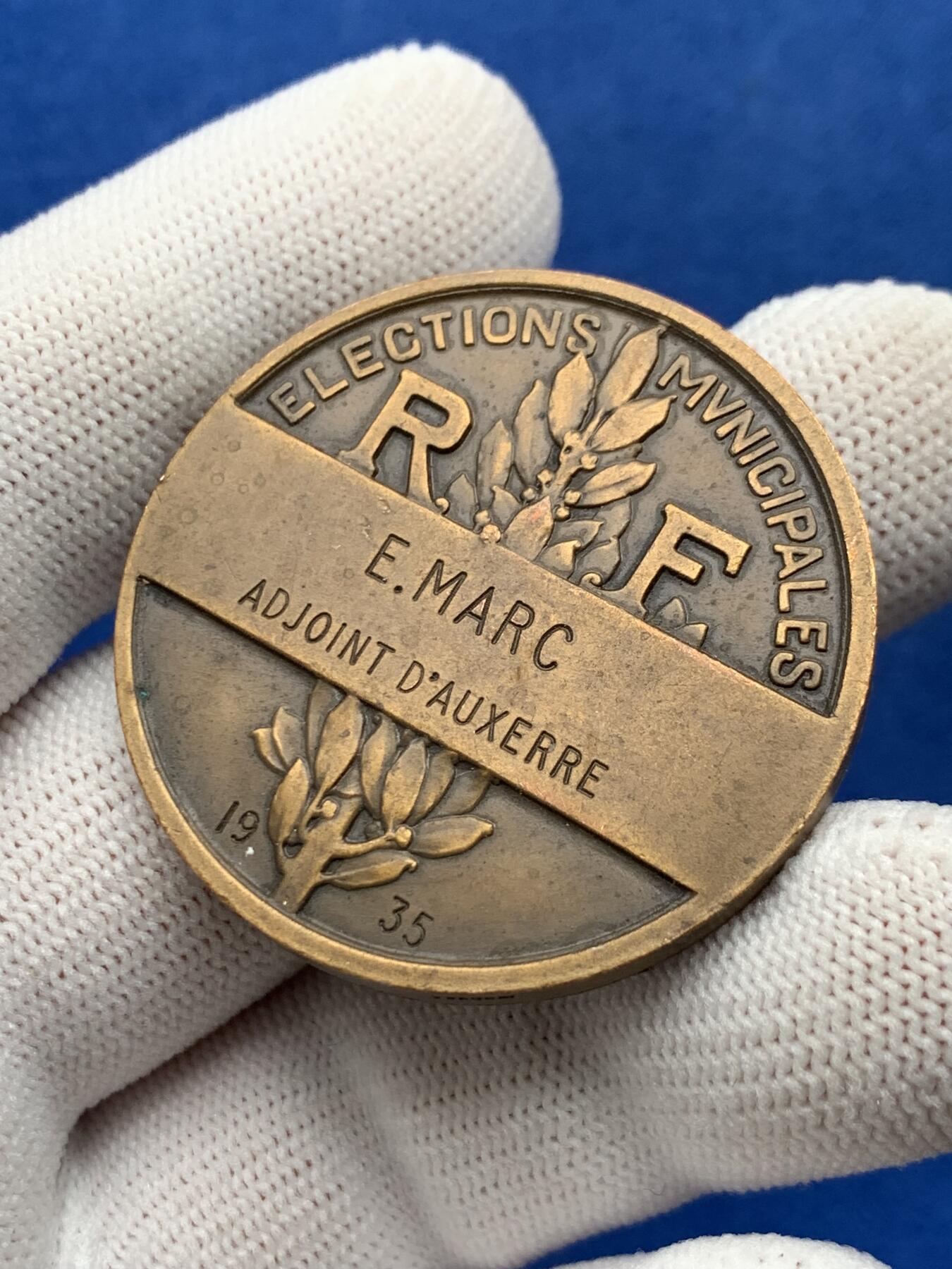 《竞宝斋》第274场- 周日，周一，周二  3场连拍 （全场包邮） 法国欧塞尔市政选举 33.7克 40.7mm