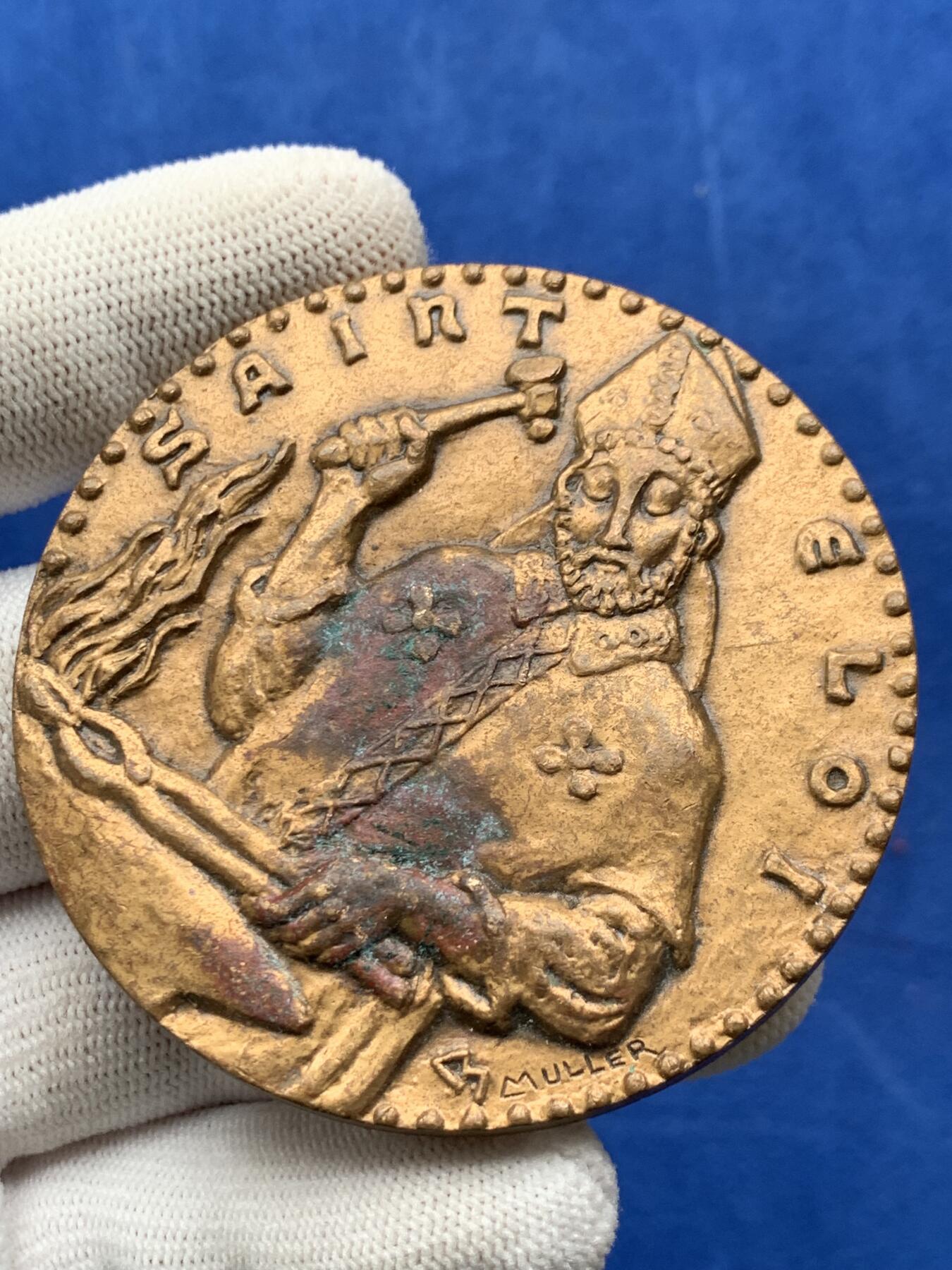 《竞宝斋》第274场- 周日，周一，周二  3场连拍 （全场包邮） 法国盒子包装和金属封口铜章，金匠守护神圣埃利吉乌斯 117.6克 62.7mm