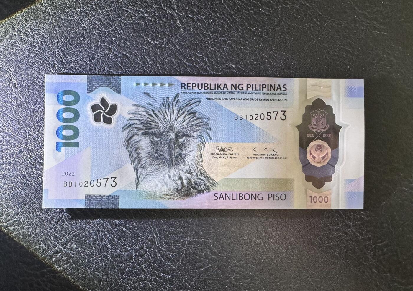 收藏联盟Quantum Auction 第349期拍卖  菲律宾2022年1000比索 品相UNC 号码无4  获奖作品 国鸟 食猿雕