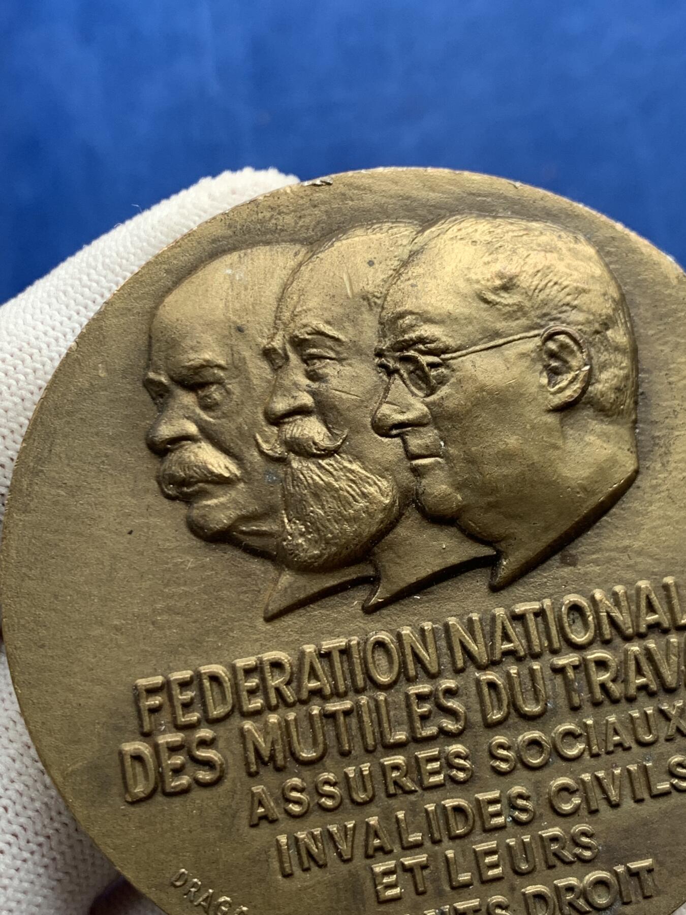 《竞宝斋》第274场- 周日，周一，周二  3场连拍 （全场包邮） 法国残联保险铜质奖章 117.4克 67.4mm