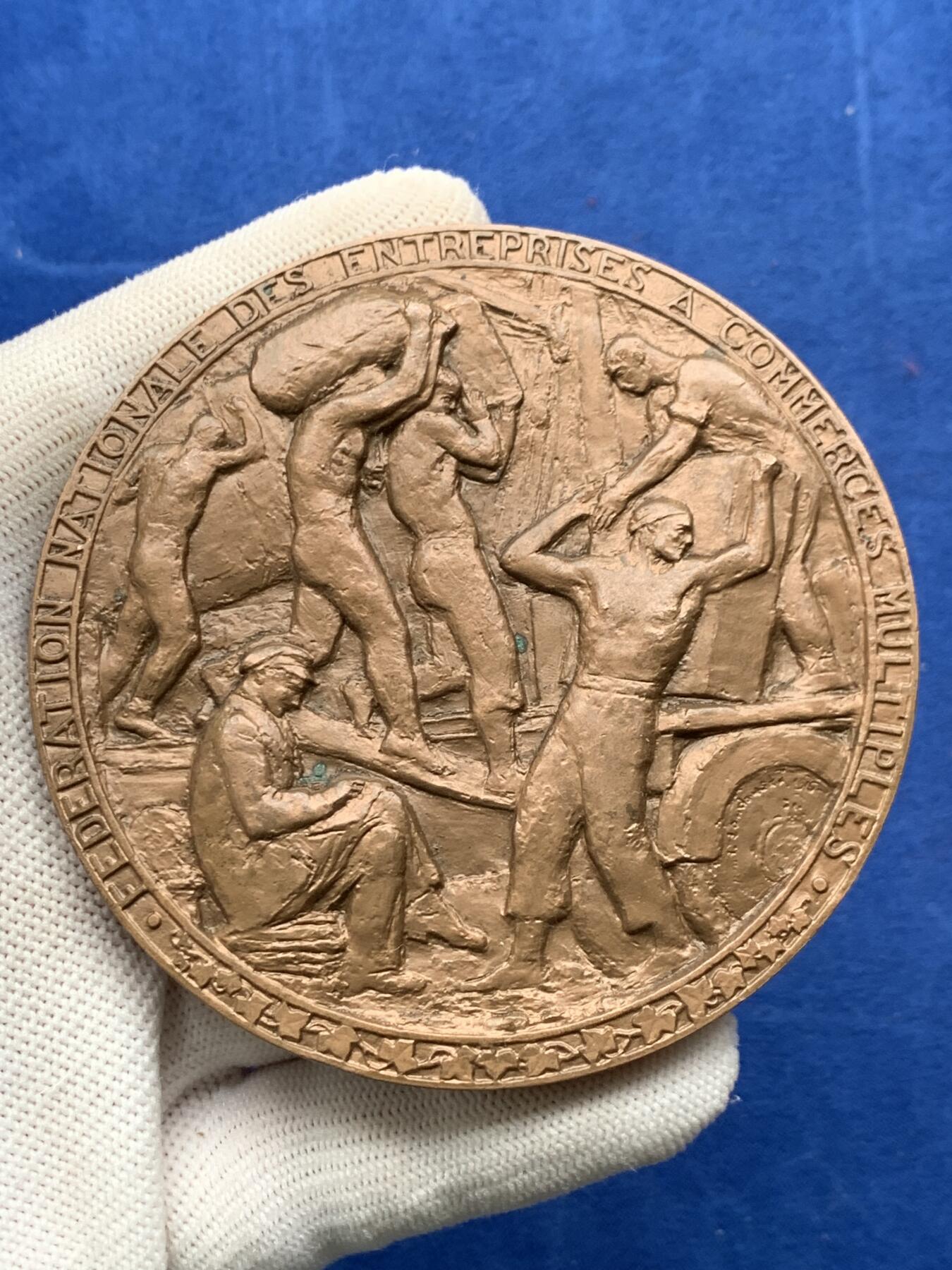 《竞宝斋》第274场- 周日，周一，周二  3场连拍 （全场包邮） 法国全国多企业联合会铜章 256.9克 79.9mm 