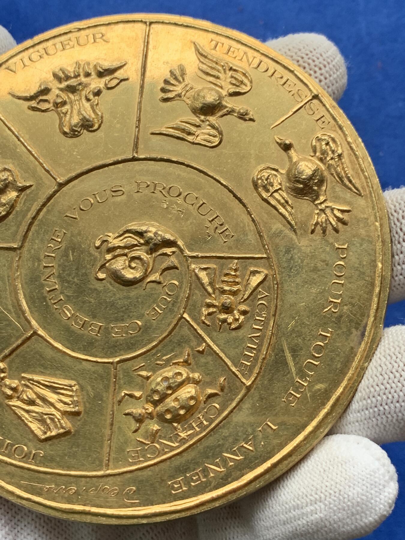 《竞宝斋》第274场- 周日，周一，周二  3场连拍 （全场包邮） 法国祝福铜章 373.4克 98mm