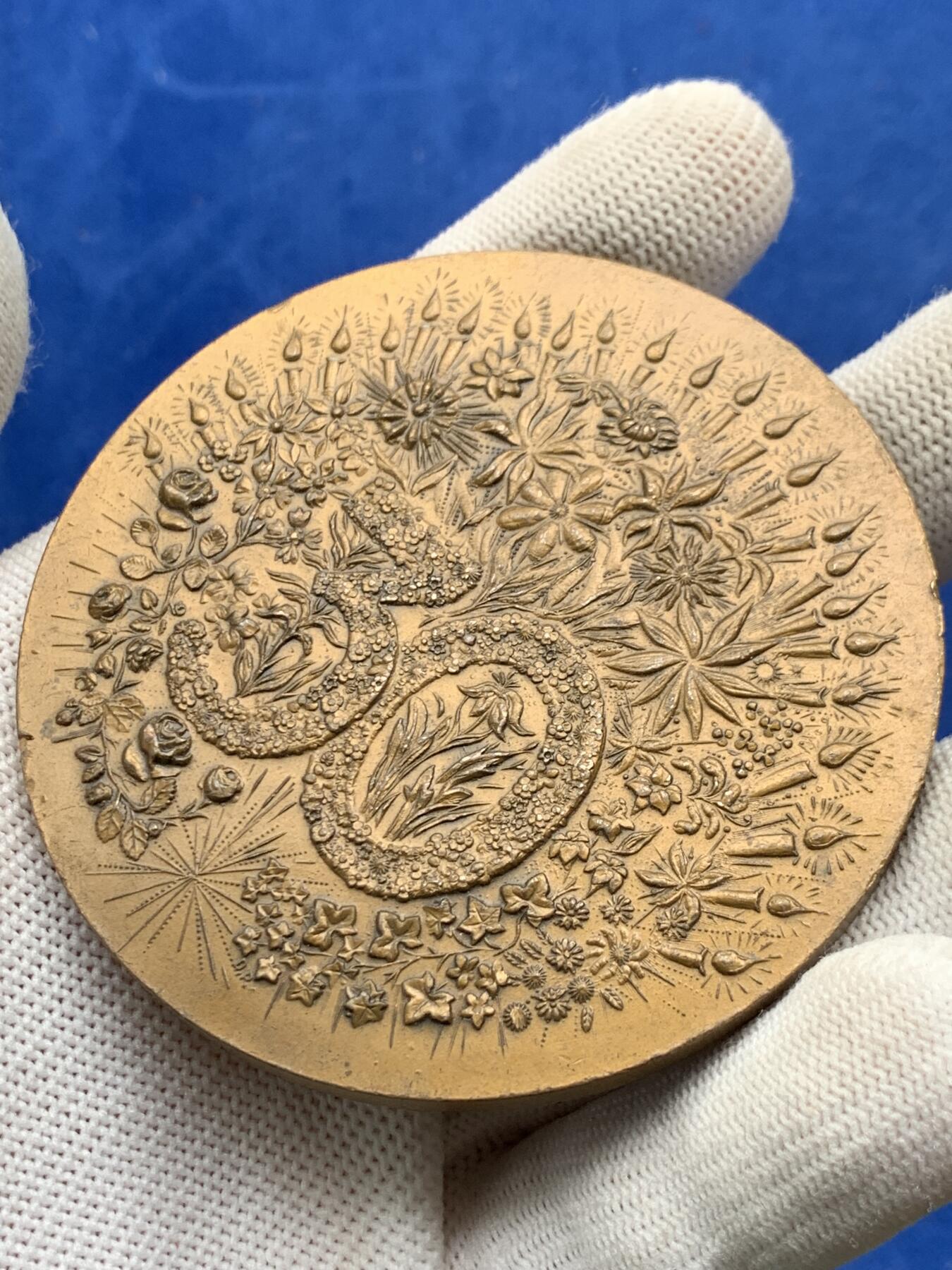 《竞宝斋》第274场- 周日，周一，周二  3场连拍 （全场包邮） 法国婚姻30周年纪念铜章，铭文“爱就是一起看向同一个方向” 163.7克 72mm