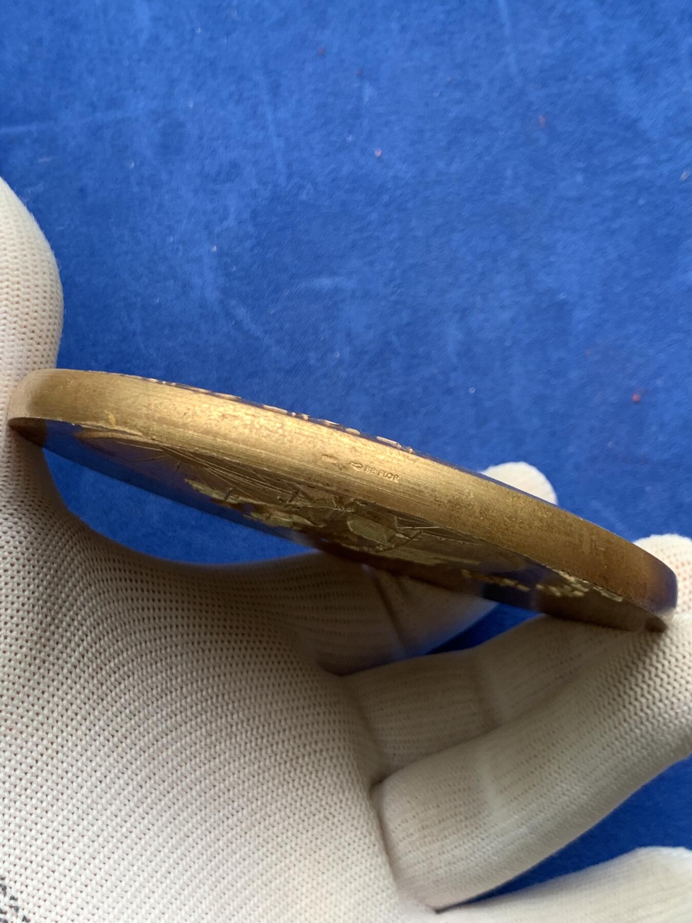 《竞宝斋》第274场- 周日，周一，周二  3场连拍 （全场包邮） 法国新年祝愿铜章 483克 97.3mm