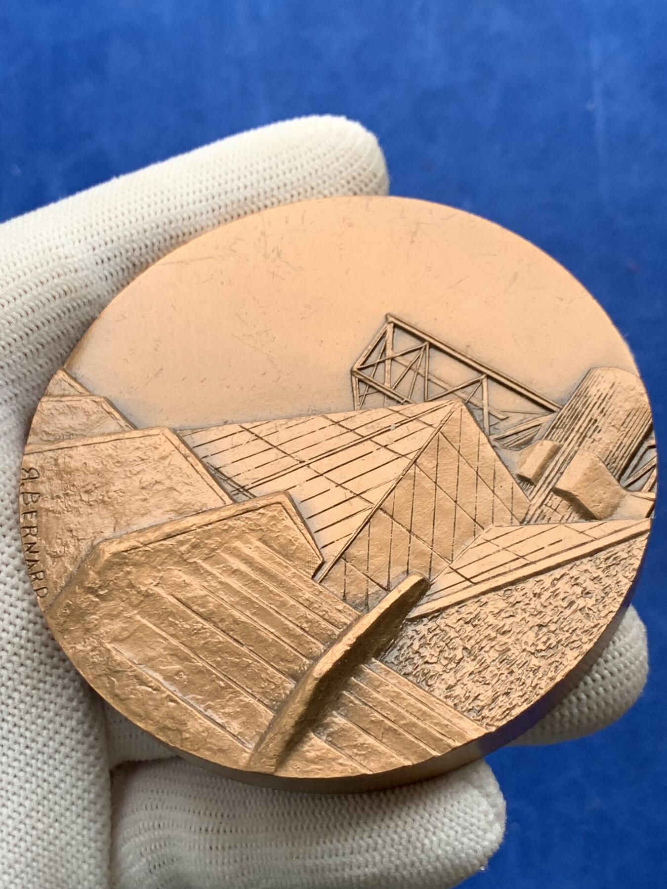 《竞宝斋》第274场- 周日，周一，周二  3场连拍 （全场包邮） 法国巴黎贝尔西综合体育馆 265.2克 71.8mm