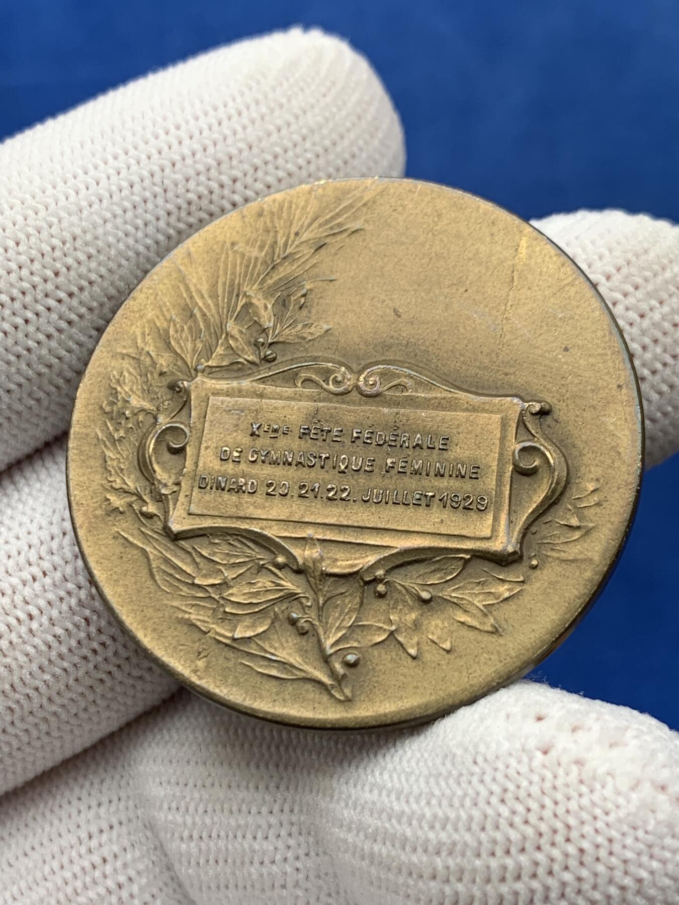 《竞宝斋》第274场- 周日，周一，周二  3场连拍 （全场包邮） 法国迪纳尔女子体操节 22.6克 39.3mm