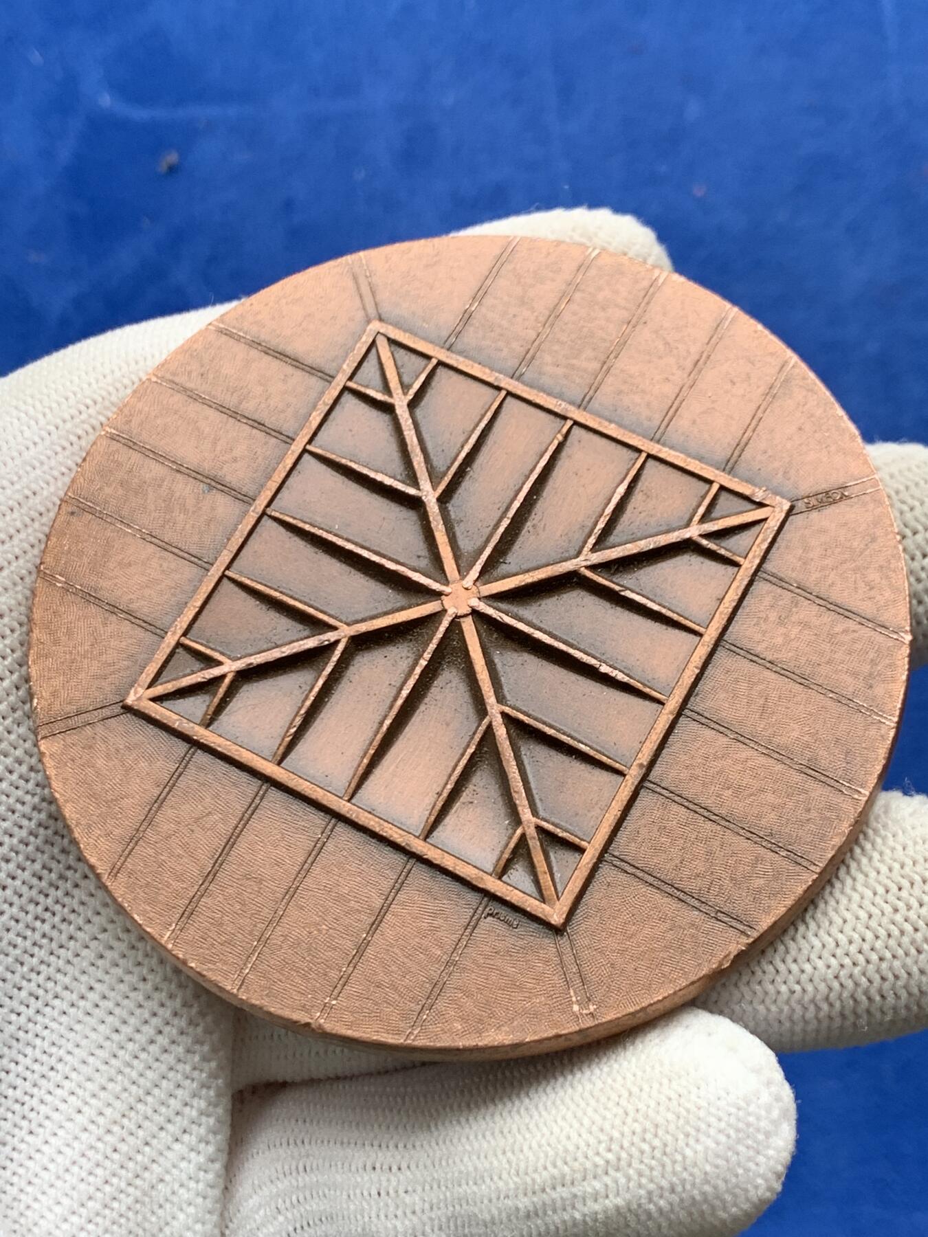 《竞宝斋》第274场- 周日，周一，周二  3场连拍 （全场包邮） 坦桑尼亚朱利叶斯·尼雷尔达累斯萨拉姆国际机场就职典礼铜章 186.4克 72.2mm