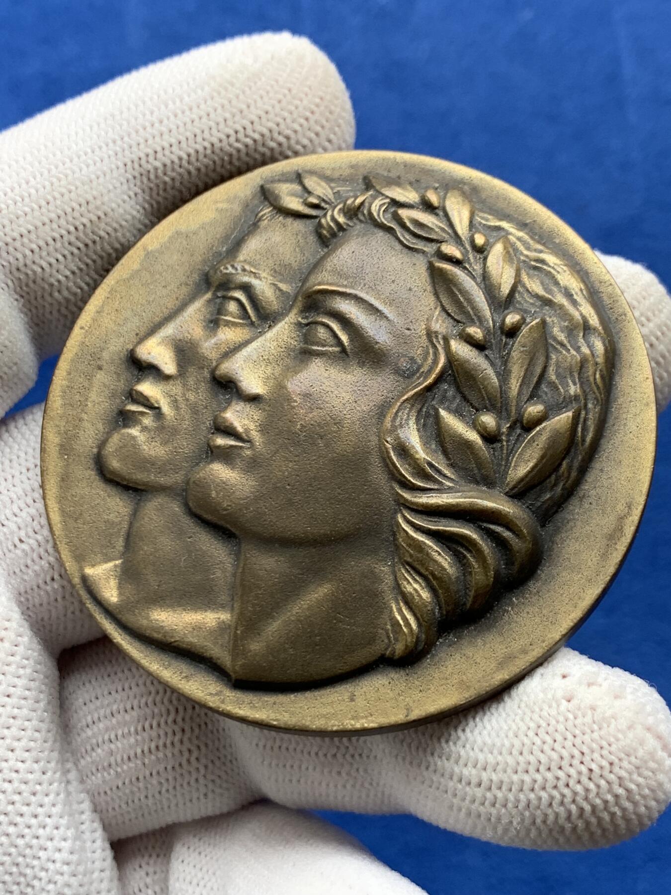 《竞宝斋》第274场- 周日，周一，周二  3场连拍 （全场包邮） 法国部长颁发的青年和体育铜质奖章 106.2克 55.7mm