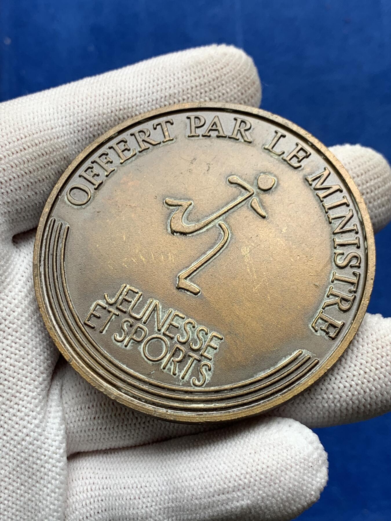 《竞宝斋》第274场- 周日，周一，周二  3场连拍 （全场包邮） 法国由青年和体育部长提供的铜章 91.7克 60.2mm