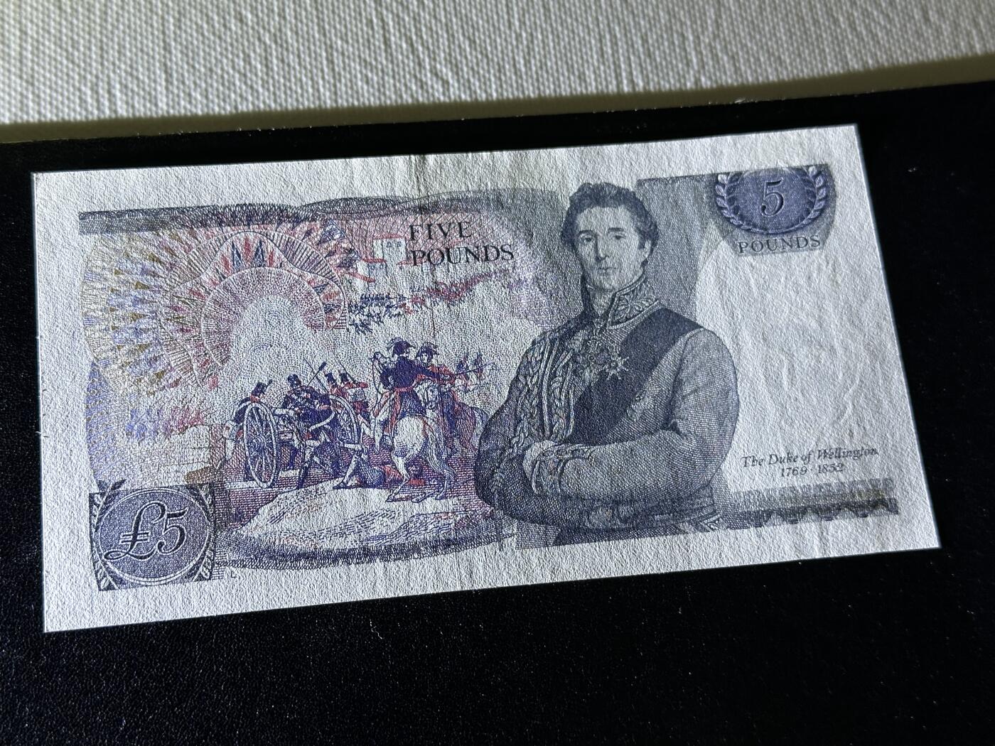 《外钞收藏家》第三百七十三期 英国D序列5镑 全新 极轻微荧光反应