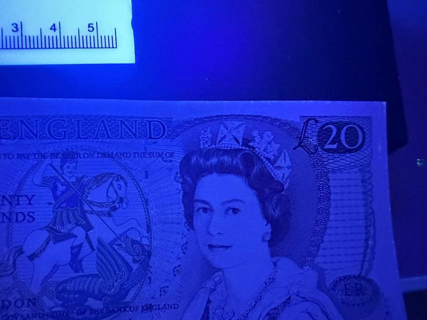 《外钞收藏家》第三百七十三期 英国D序列20镑 全新 边上轻微荧光反应 