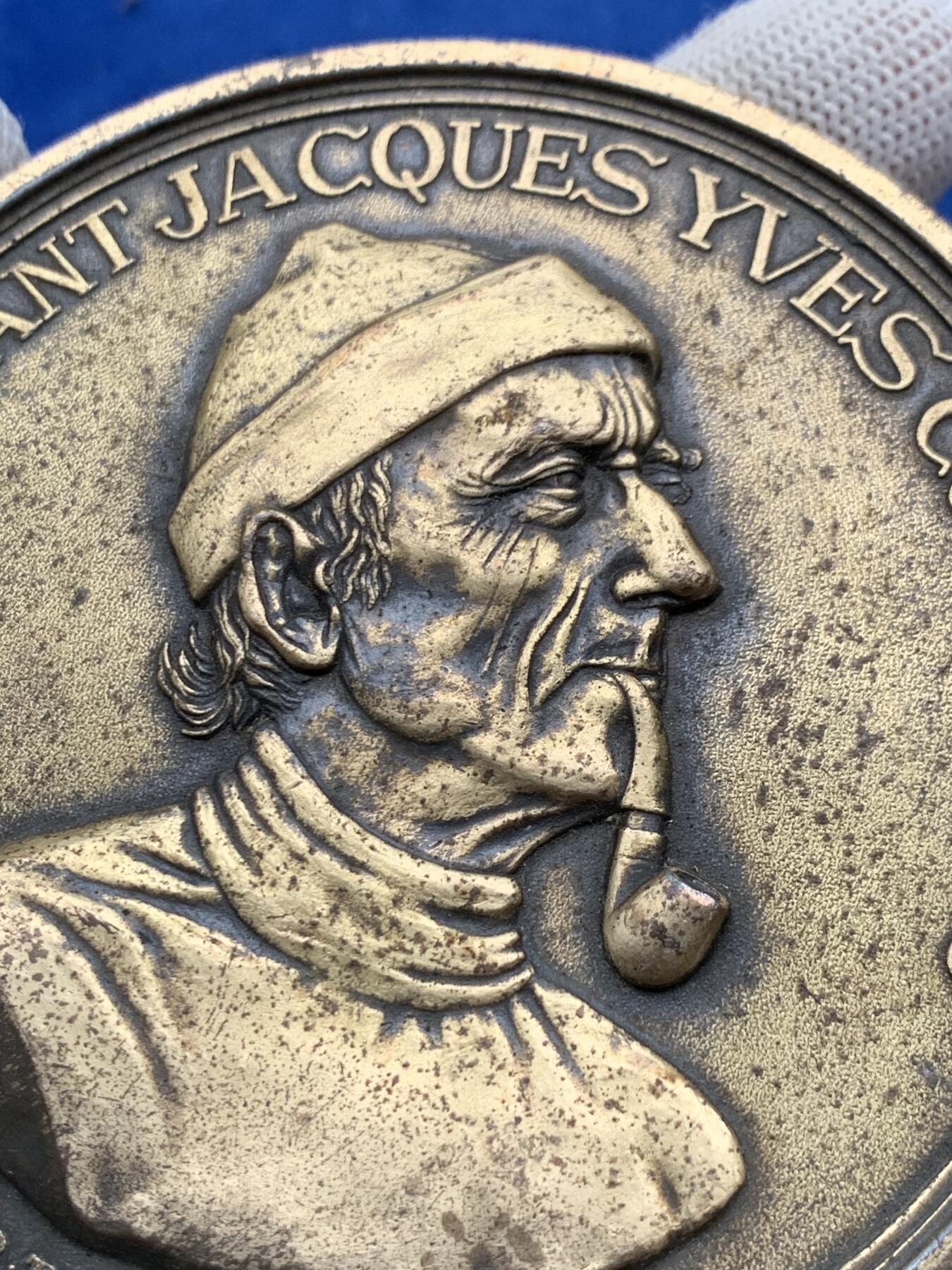 《竞宝斋》第274场- 周日，周一，周二  3场连拍 （全场包邮） 法国海军雅克·库斯托纪念铜章 218.3克 89.3mm