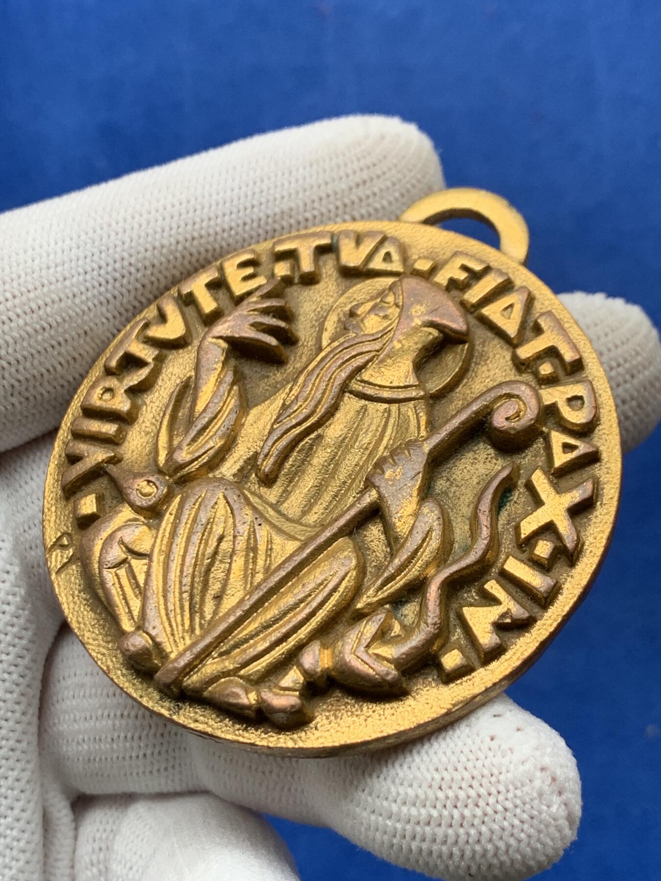 《竞宝斋》第274场- 周日，周一，周二  3场连拍 （全场包邮） 委内瑞拉“圣本笃以你的力量赐予和平”护身符奖牌 127.5克 56.7mm