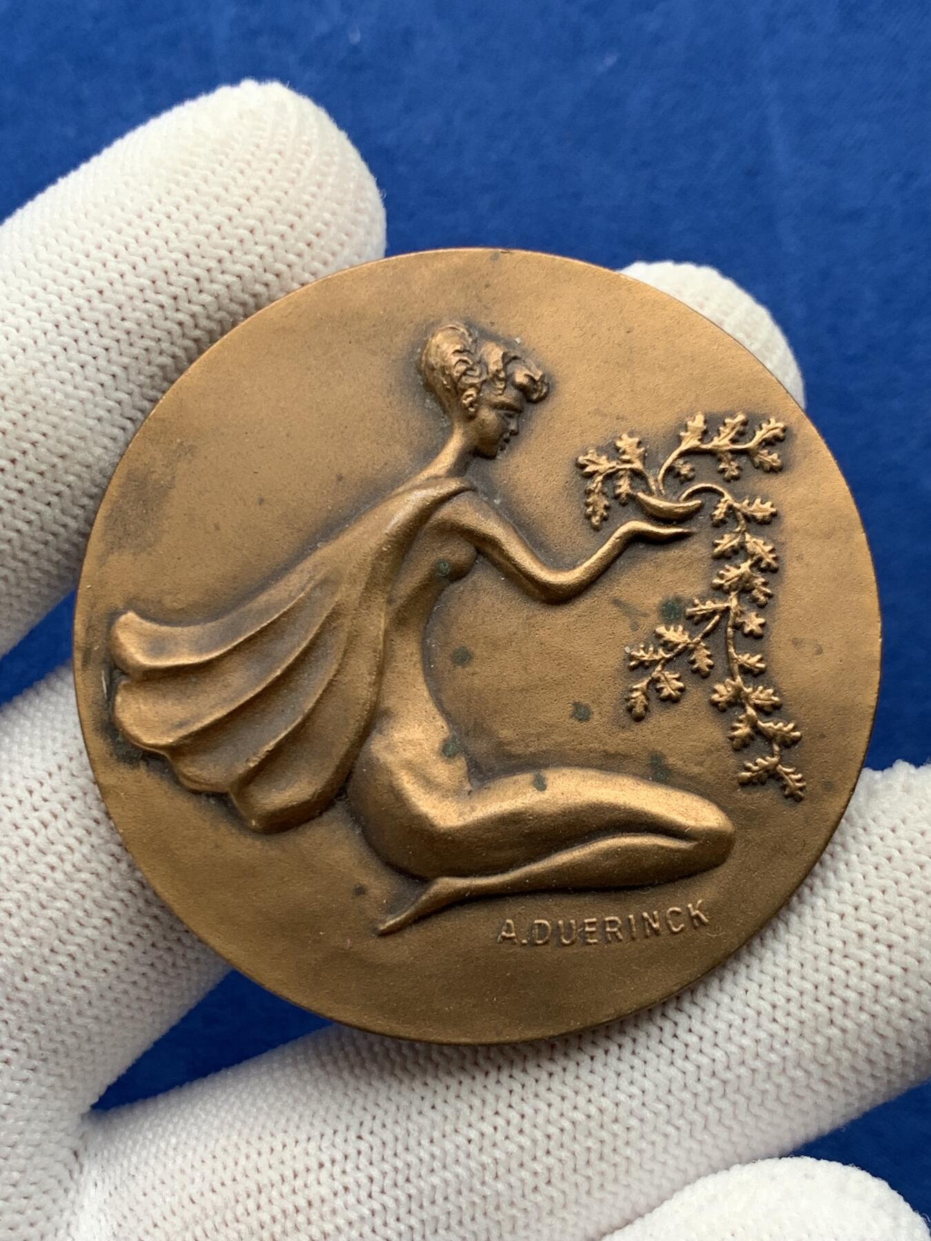 《竞宝斋》第274场- 周日，周一，周二  3场连拍 （全场包邮） 比利时布鲁塞尔财务人员友好协会 51.6克 50.1mm