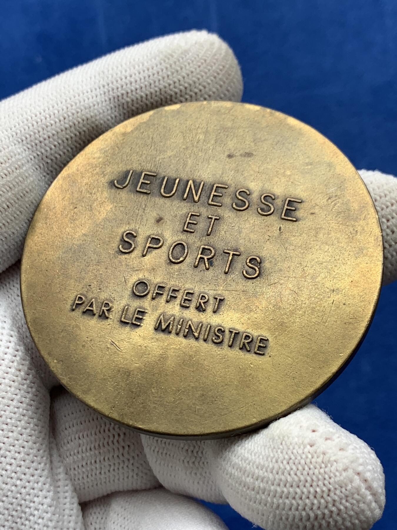 《竞宝斋》第274场- 周日，周一，周二  3场连拍 （全场包邮） 法国部长颁发的青年和体育铜质奖章 106.2克 55.7mm