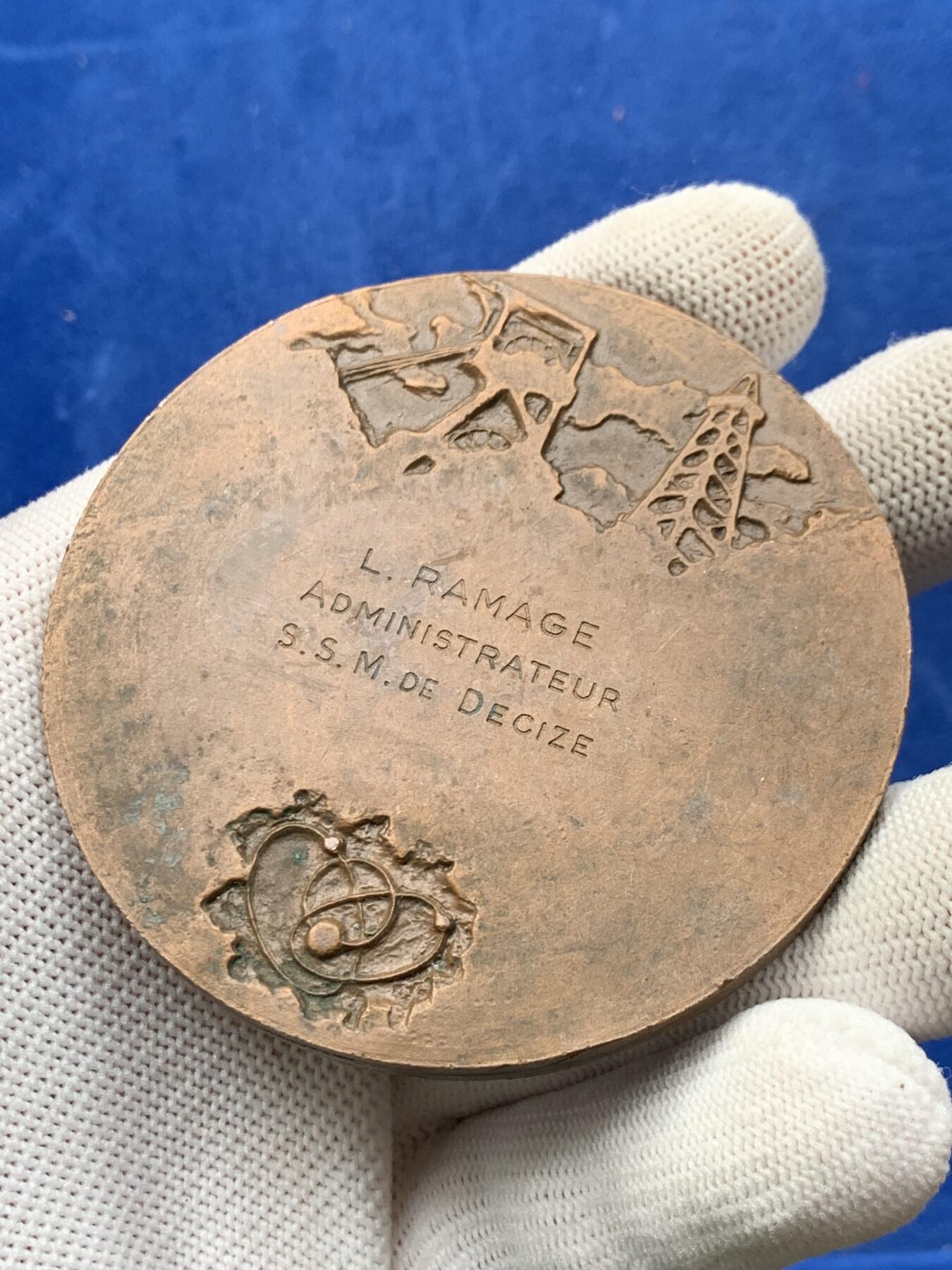 《竞宝斋》第274场- 周日，周一，周二  3场连拍 （全场包邮） 法国中产社会团体铜章 171克 69.2mm