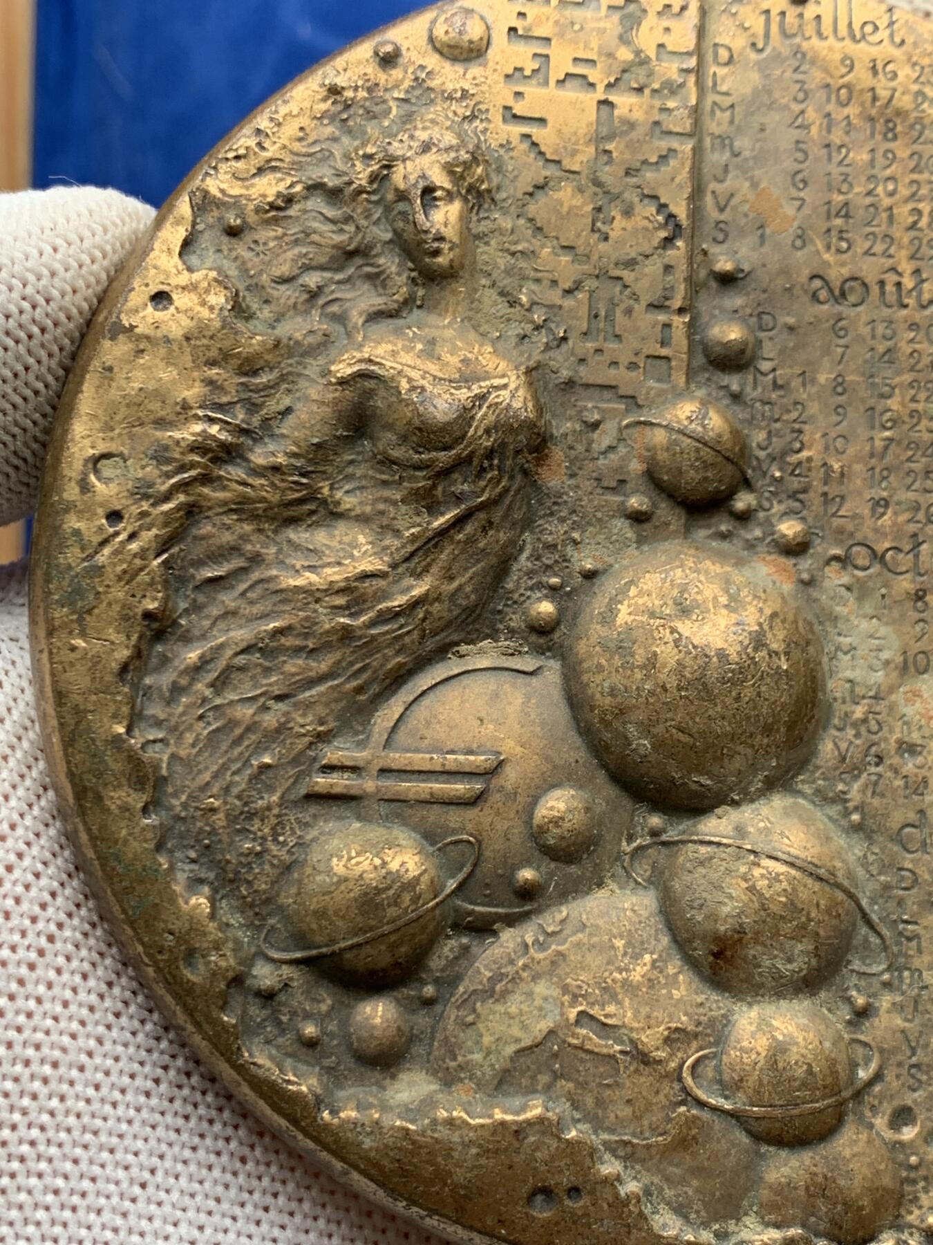 《竞宝斋》第274场- 周日，周一，周二  3场连拍 （全场包邮） 法国千禧年青铜日历铜章 646克 94mm