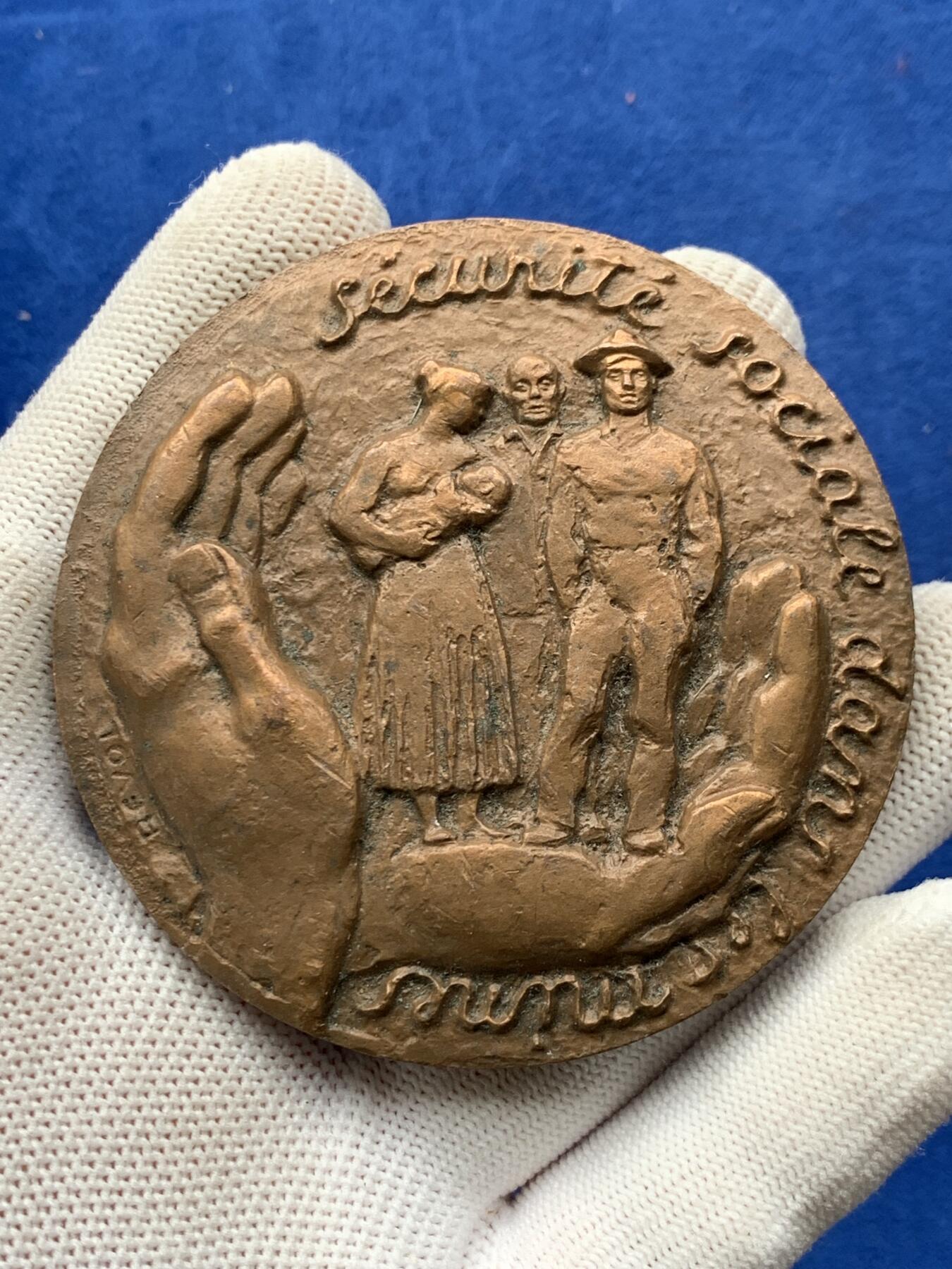 《竞宝斋》第274场- 周日，周一，周二  3场连拍 （全场包邮） 法国中产社会团体铜章 171克 69.2mm