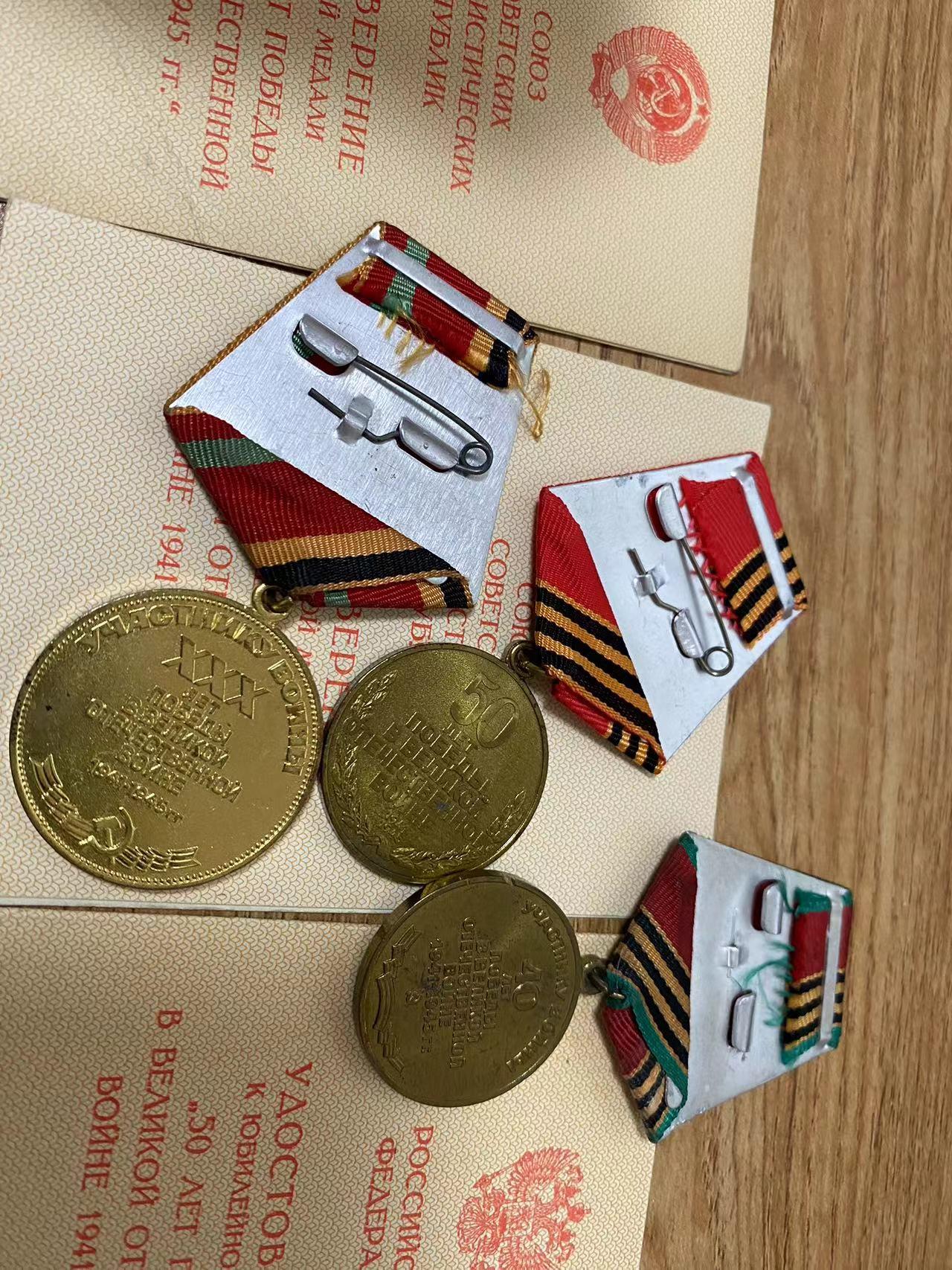 苏联勋章奖章5月27日拍卖第九期6月4日晚上九点结束 苏联海军勋章阿列克谢Староверов Алексей Сергеевич 职位Капитан 1 ранга相当于陆军上校 的胜利系列奖章30年40年50年3奖章都带证件