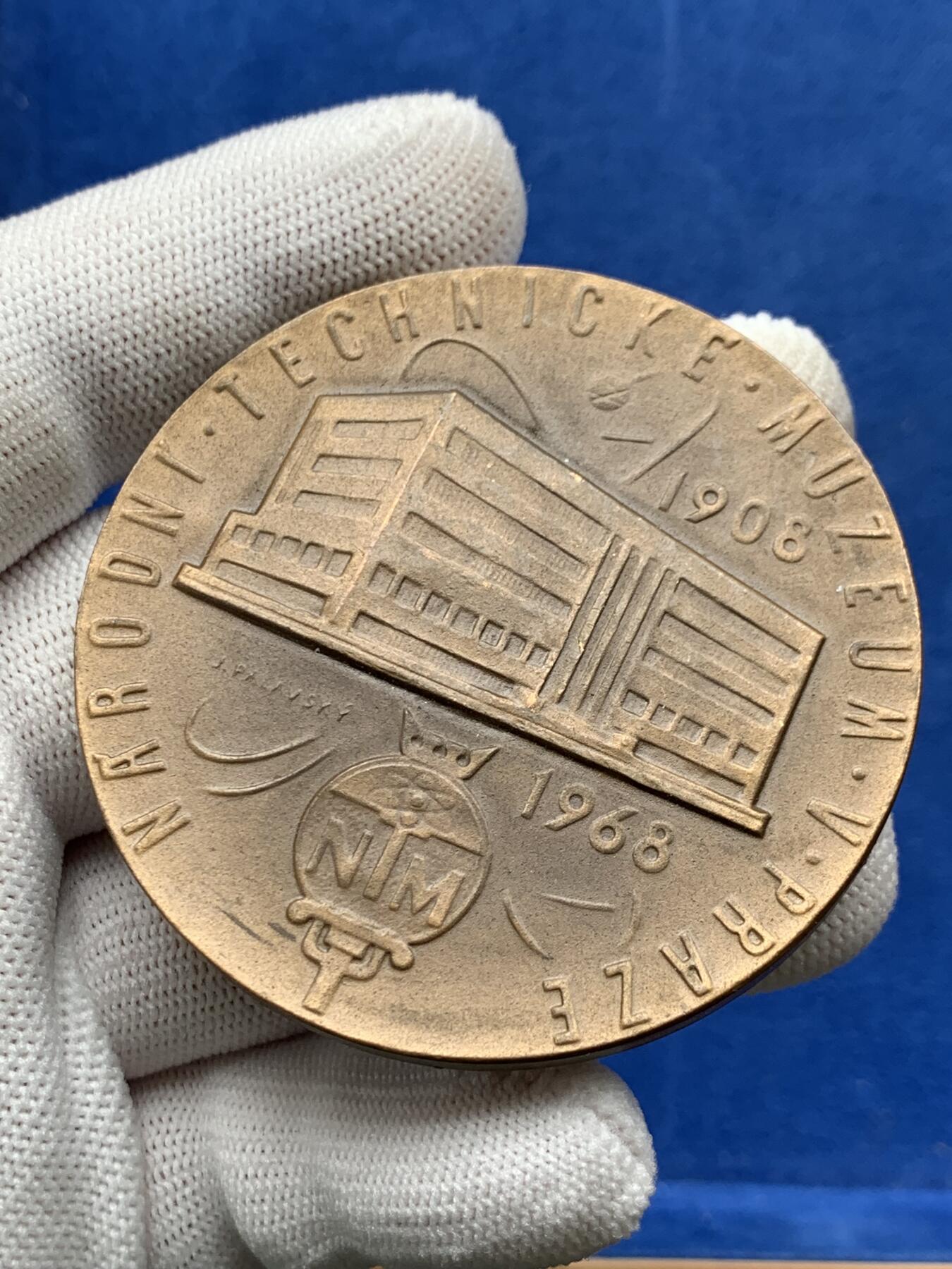 《竞宝斋》第274场- 周日，周一，周二  3场连拍 （全场包邮） 捷克布拉格国家技术博物馆铜章 84.5克 60mm