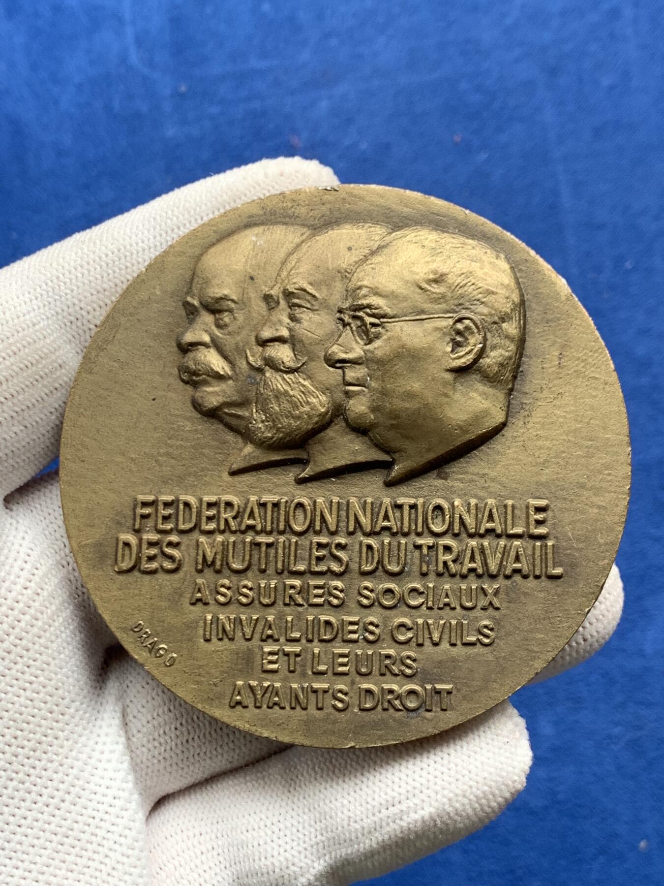 《竞宝斋》第274场- 周日，周一，周二  3场连拍 （全场包邮） 法国残联保险铜质奖章 117.4克 67.4mm