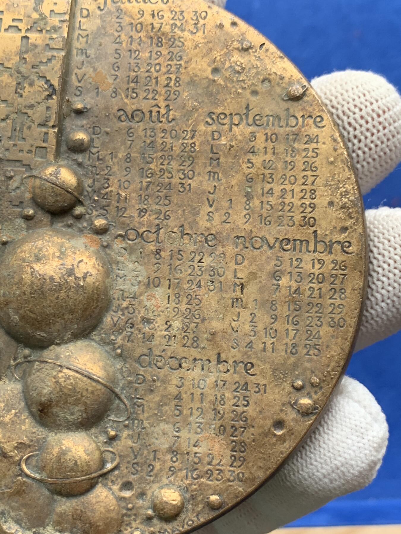 《竞宝斋》第274场- 周日，周一，周二  3场连拍 （全场包邮） 法国千禧年青铜日历铜章 646克 94mm