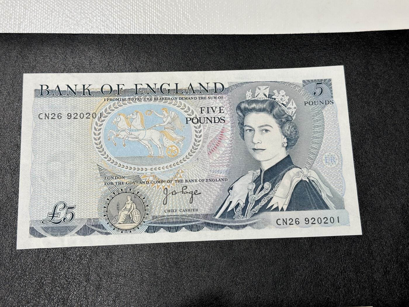 《外钞收藏家》第三百七十三期 英国D序列5镑 全新 极轻微荧光反应