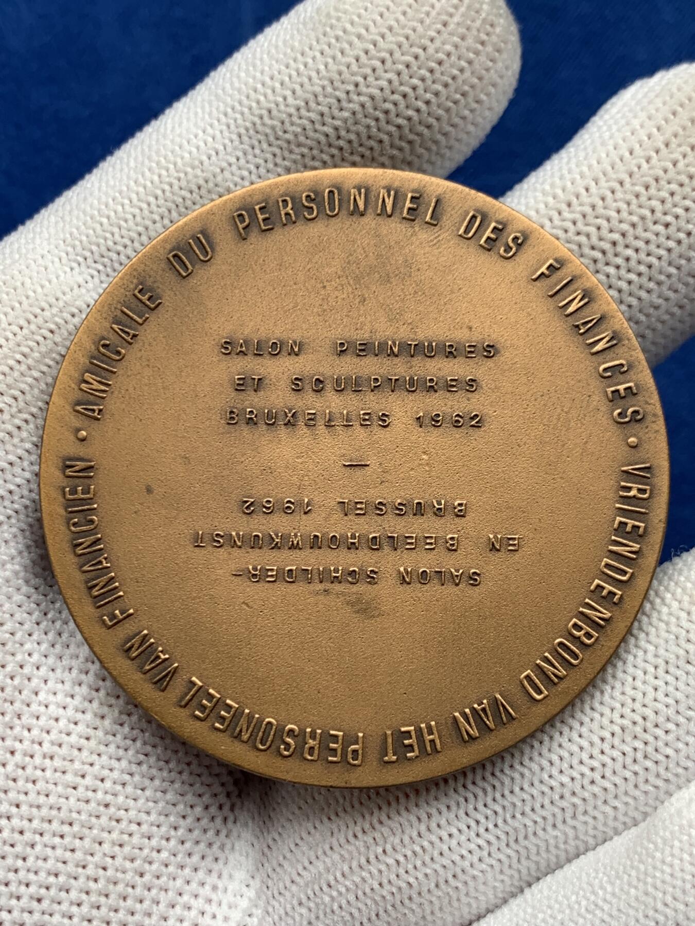 《竞宝斋》第274场- 周日，周一，周二  3场连拍 （全场包邮） 比利时布鲁塞尔财务人员友好协会 51.6克 50.1mm