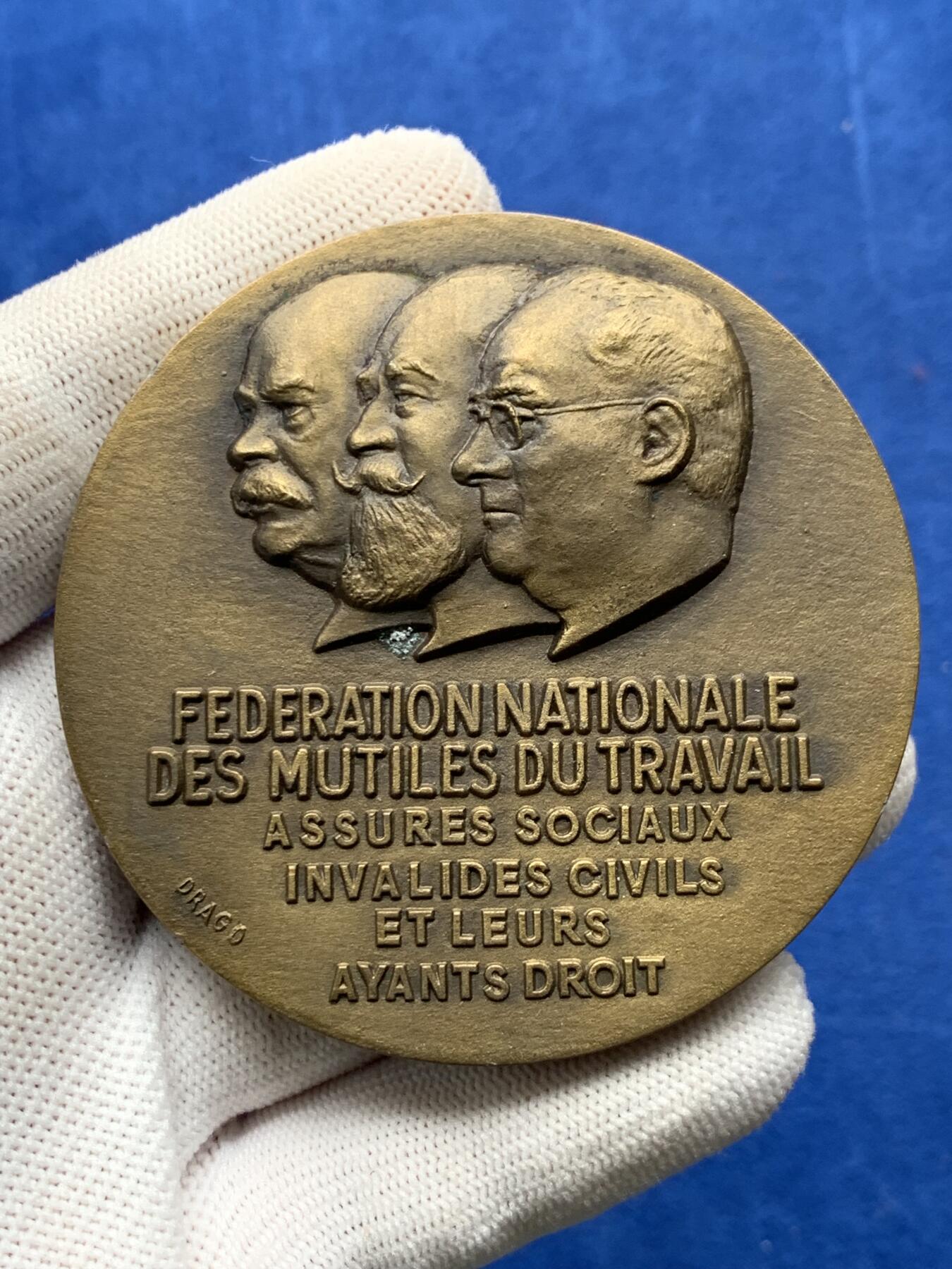 《竞宝斋》第274场- 周日，周一，周二  3场连拍 （全场包邮） 法国残联保险铜质奖章 118克 67.5mm