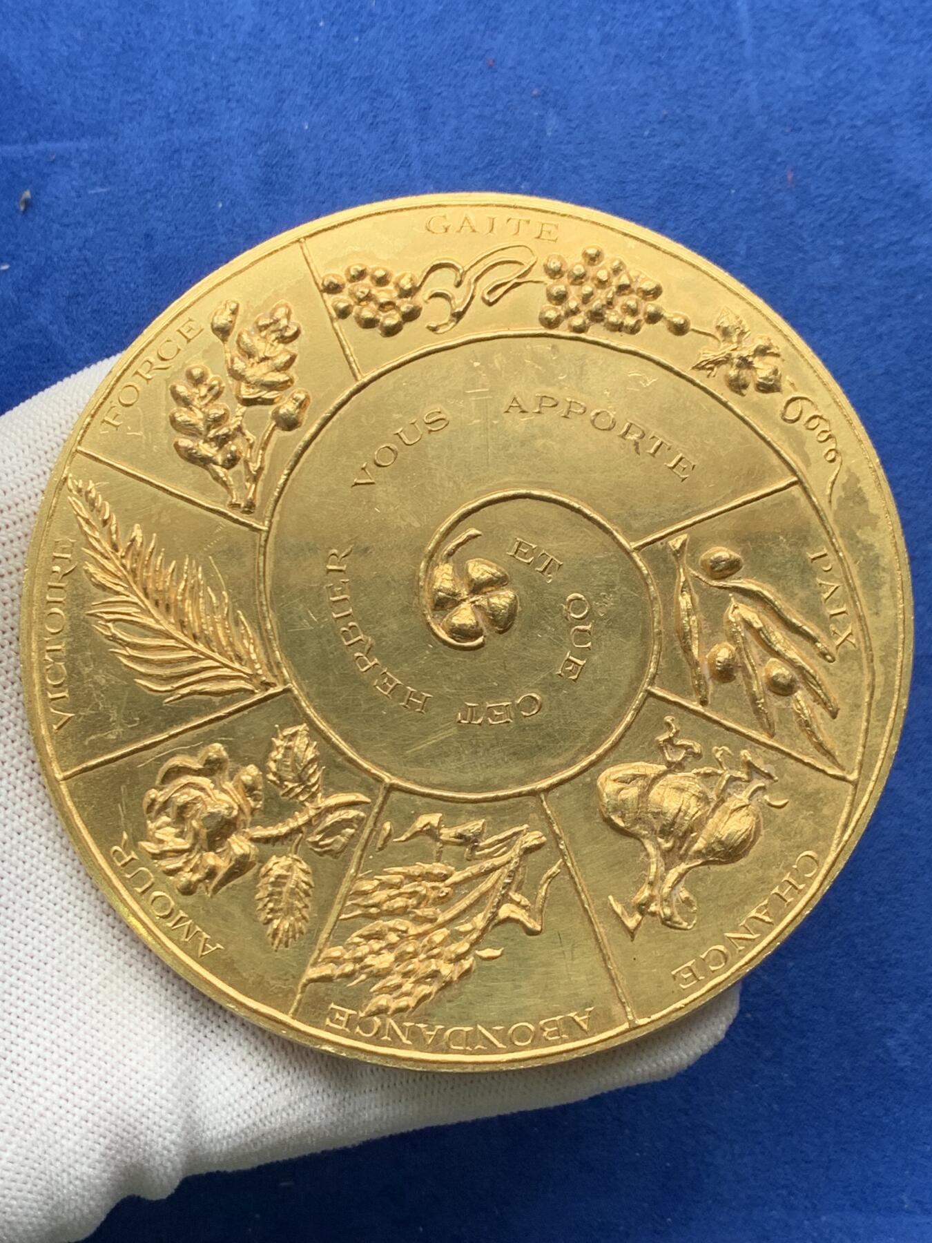 《竞宝斋》第274场- 周日，周一，周二  3场连拍 （全场包邮） 法国祝福铜章 373.4克 98mm