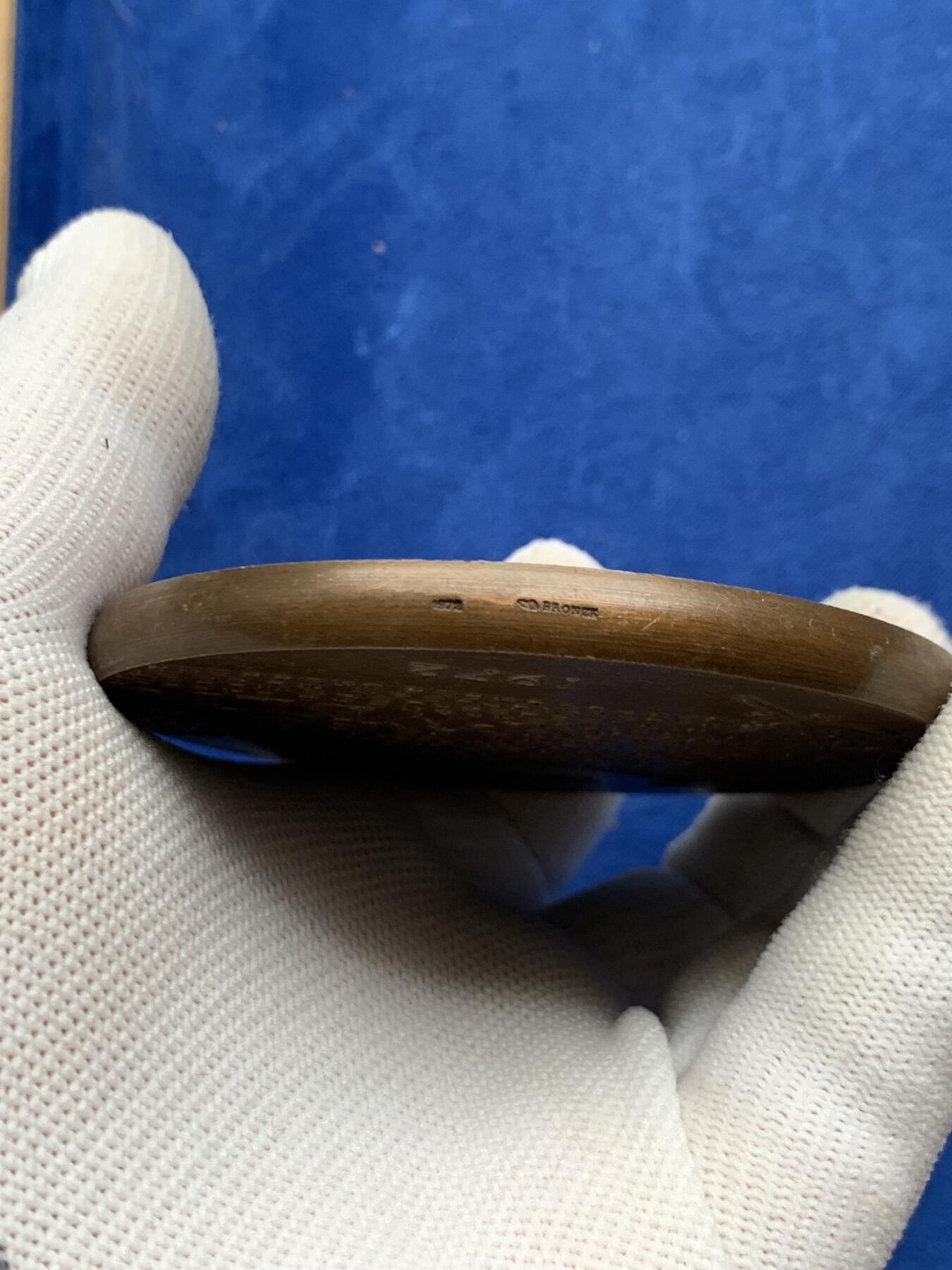 《竞宝斋》第274场- 周日，周一，周二  3场连拍 （全场包邮） 法国公共财政部铜章 228.6克 74.1mm