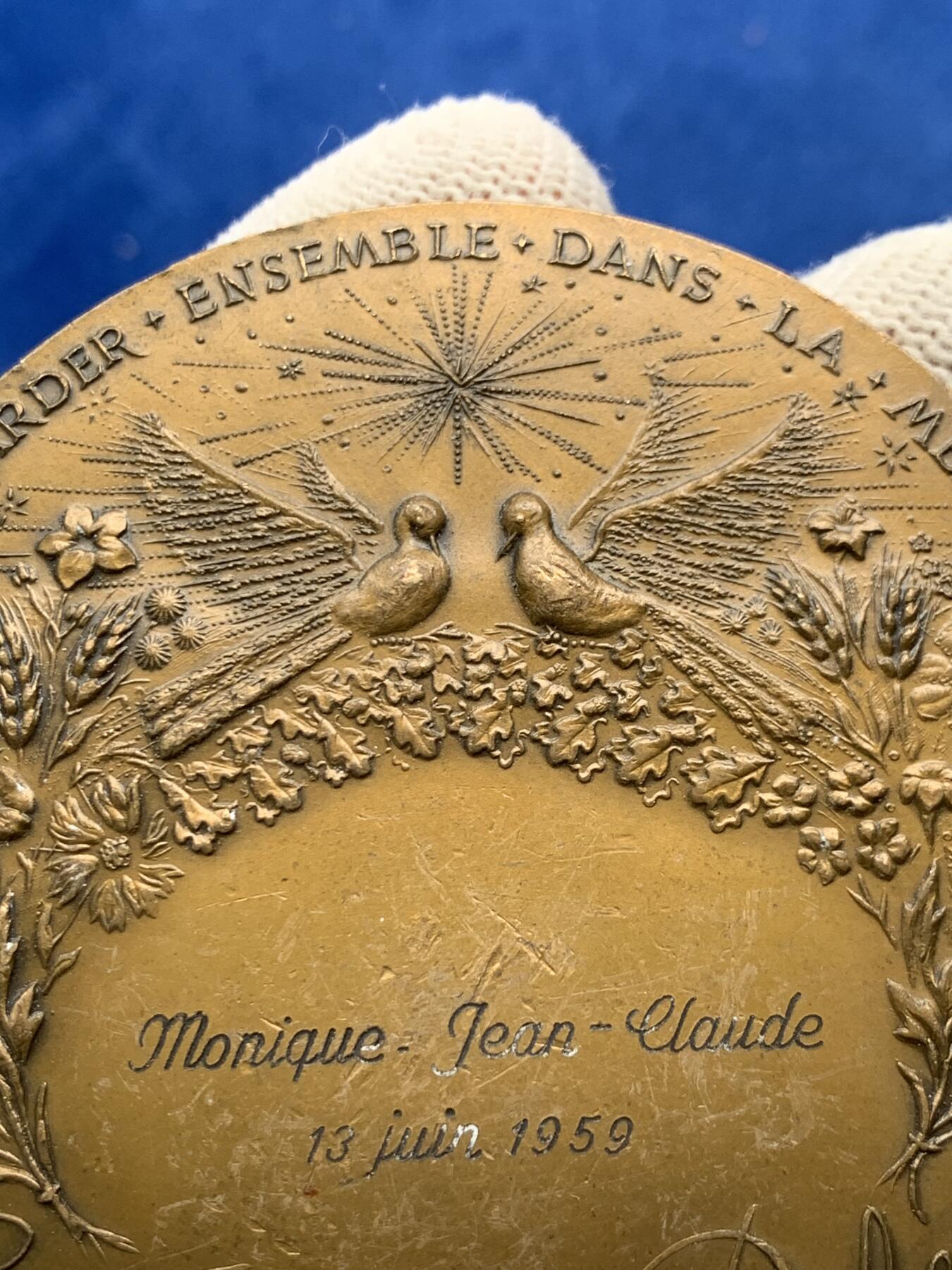 《竞宝斋》第274场- 周日，周一，周二  3场连拍 （全场包邮） 法国婚姻30周年纪念铜章，铭文“爱就是一起看向同一个方向” 163.7克 72mm