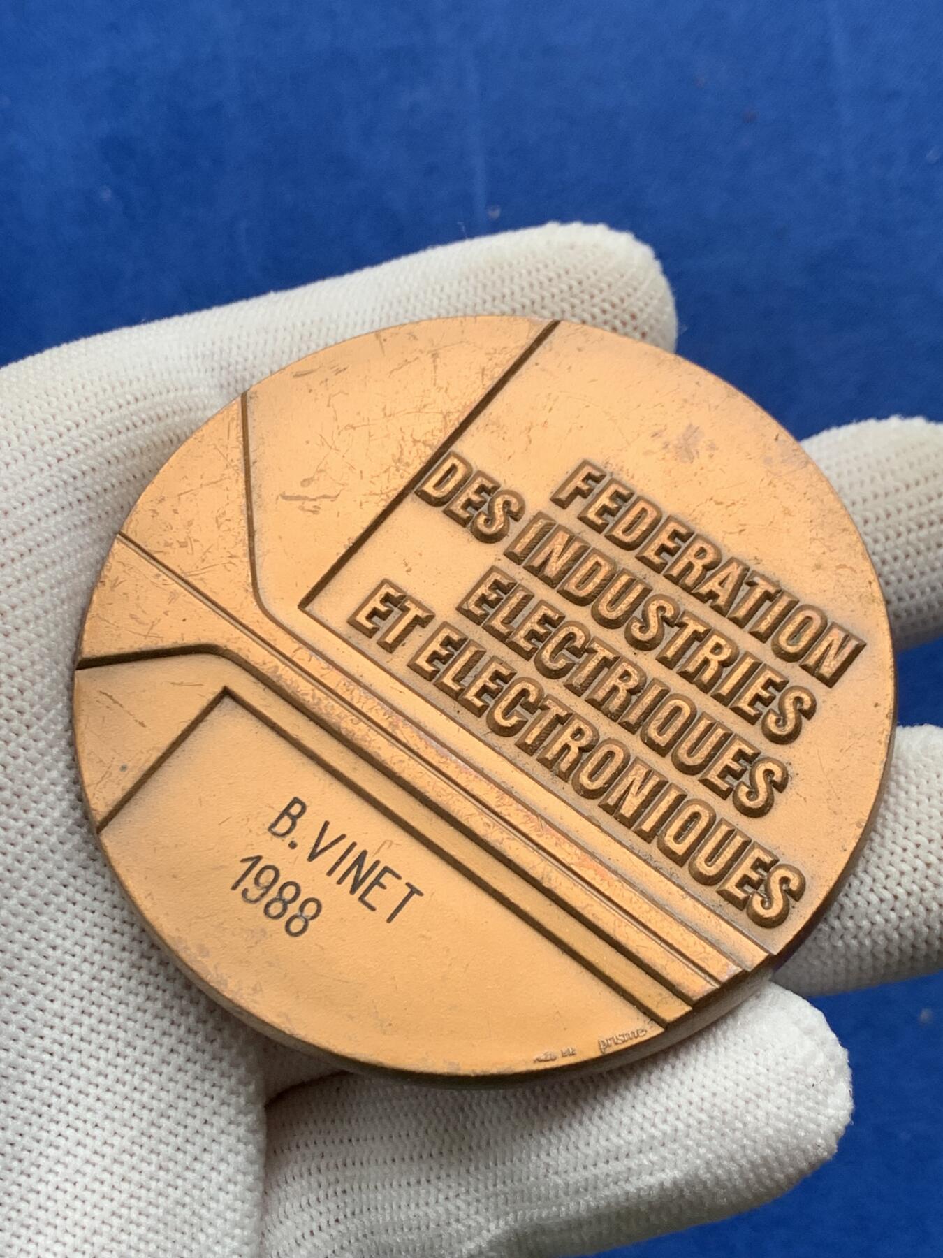 《竞宝斋》第274场- 周日，周一，周二  3场连拍 （全场包邮） 法国电子电气工业联合会铜章 195.3克 63.8mm