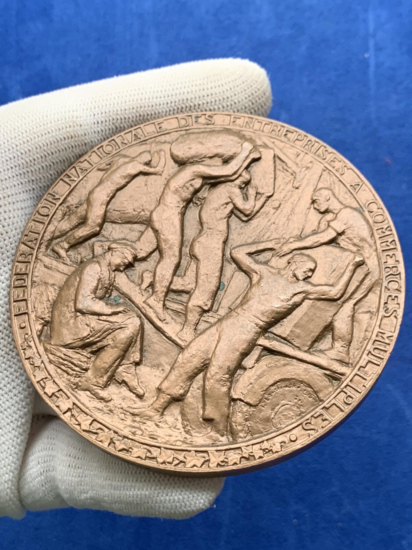 《竞宝斋》第274场- 周日，周一，周二  3场连拍 （全场包邮） 法国全国多企业联合会铜章 256.9克 79.9mm 