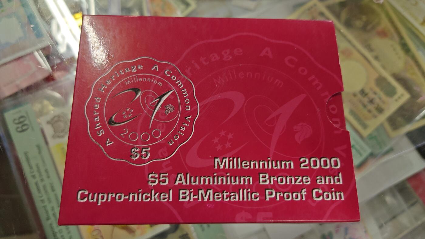 【世界钱币】精选微拍第108期暨2024年第19期  评级币裸钞混合版 2000年新加坡千禧纪念币 全新原盒，币有一些轻微氧化