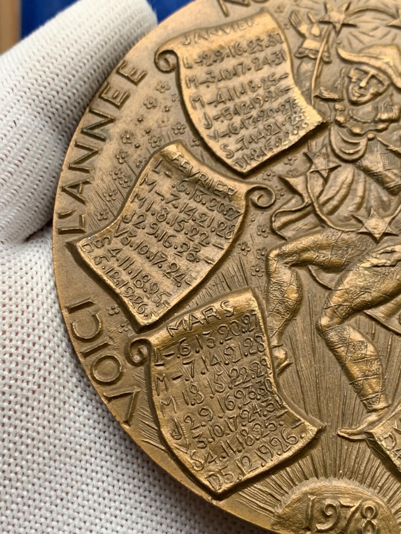 《竞宝斋》第274场- 周日，周一，周二  3场连拍 （全场包邮） 法国造币厂1978年青铜日历铜章，“新的一年将会带来什么” 361.7克 94mm